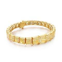 LEGACY 50 Carat Fancy Color Radiant Cut  Bracelet certifié GIA Haute joaillerie