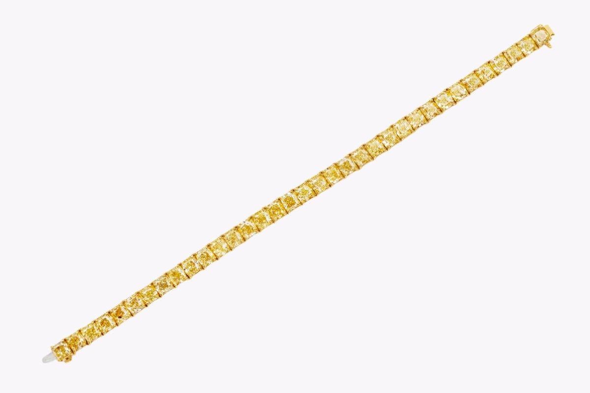 Esta pulsera de tenis con diamantes de 28 quilates de la U a la Z es una rara y magistral creación de Legacy Diamonds and Gemstones. Con aproximadamente 27 diamantes naturales de 1 quilate cada uno, esta pulsera celebra la suave calidez de los tonos