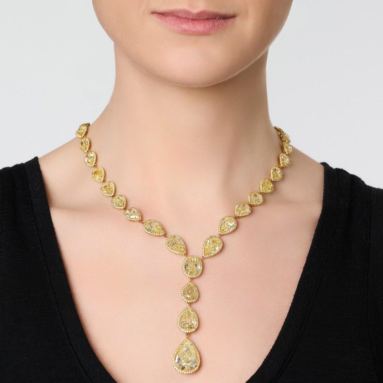 Un collier emblématique du patrimoine serti de 38 diamants Fancy Yellow certifiés GIA, dont un diamant poire de 10 carats et un diamant ovale de 5 carats. Avec ses accents teintés de jaune et sa longueur de 390 mm, il s'agit d'un chef-d'œuvre de