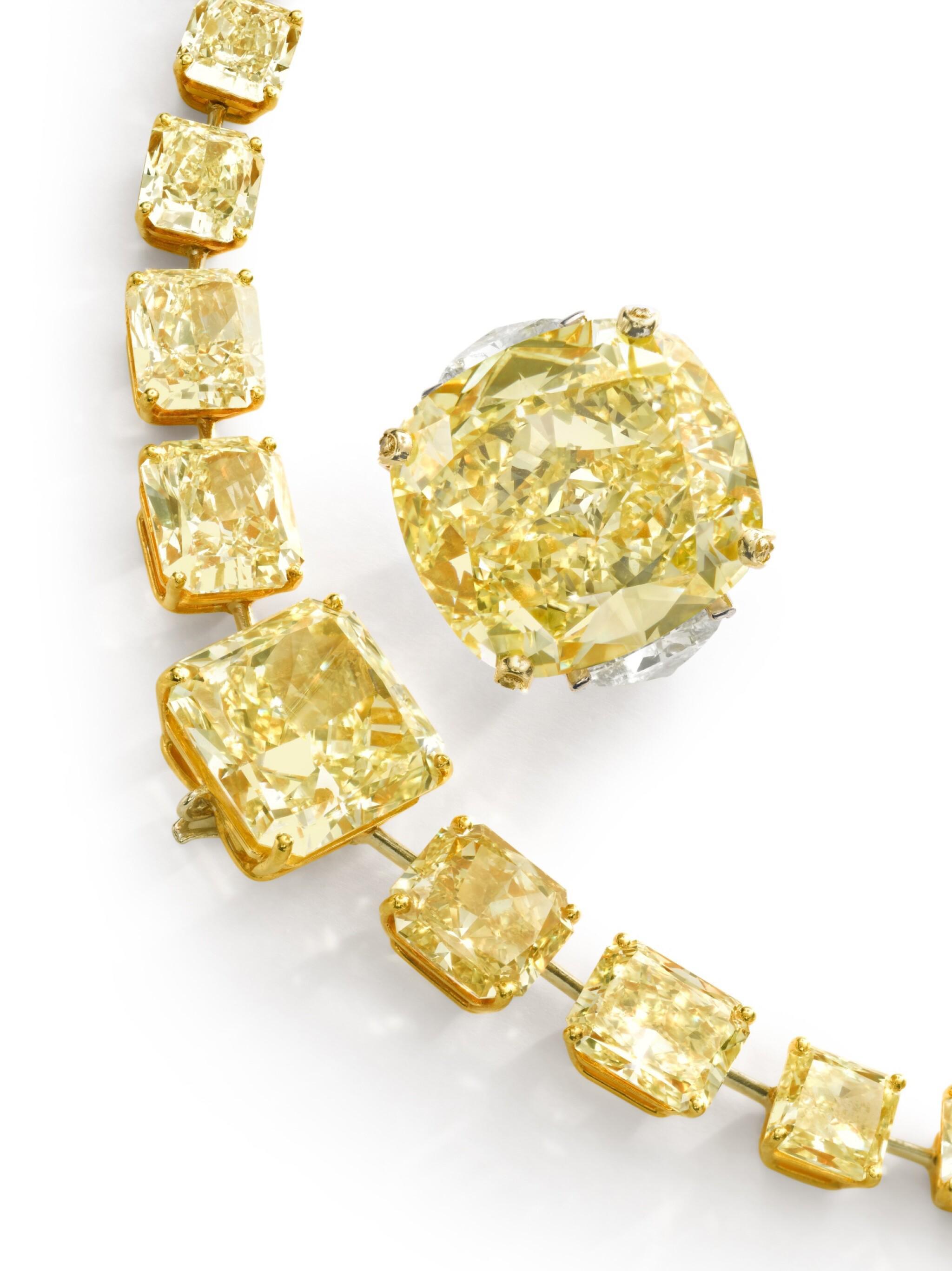 Conçu pour les collectionneurs les plus exigeants du monde, ce collier Heritage Diamond Fancy Yellow de 100 carats à taille radiante est une création monumentale de lumière, d'échelle et de prestige. En son cœur se trouve un diamant radiant Fancy