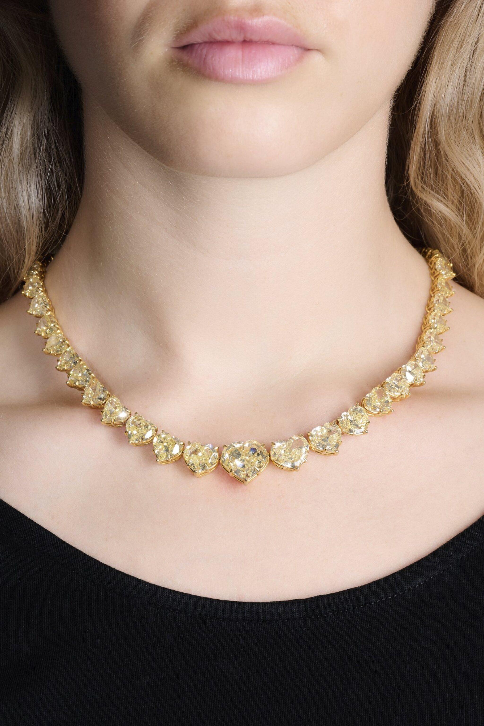 OUR LEGACY Collier de diamants en forme de cœur de 100 carats jaune fantaisie 8 carats centre GIA Neuf - En vente à Mumbai, IN