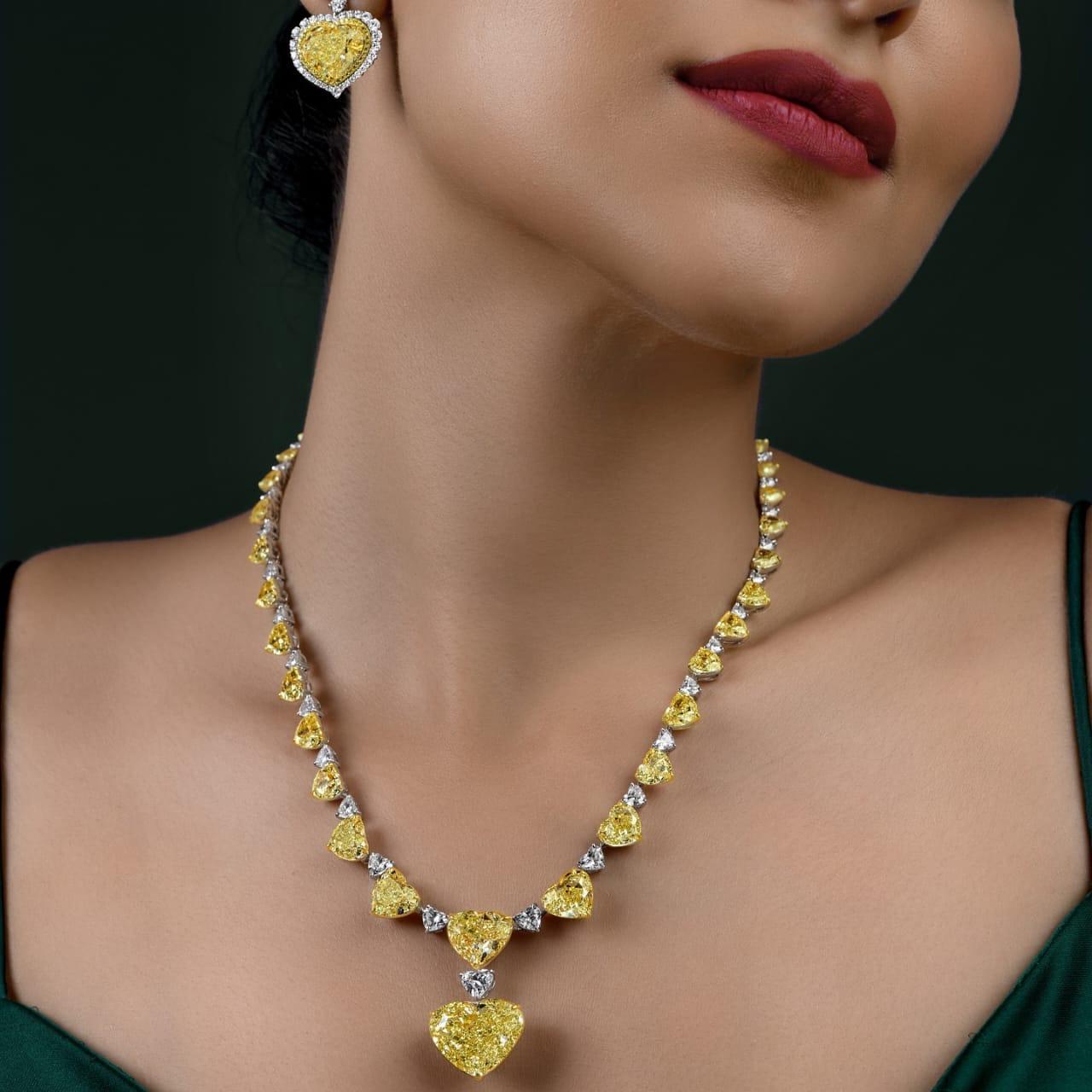 LEGACY GIA 70 Carat Fancy Intense Yellow heart diamond necklace 10 Carat Center In New Condition For Sale In Mumbai, IN