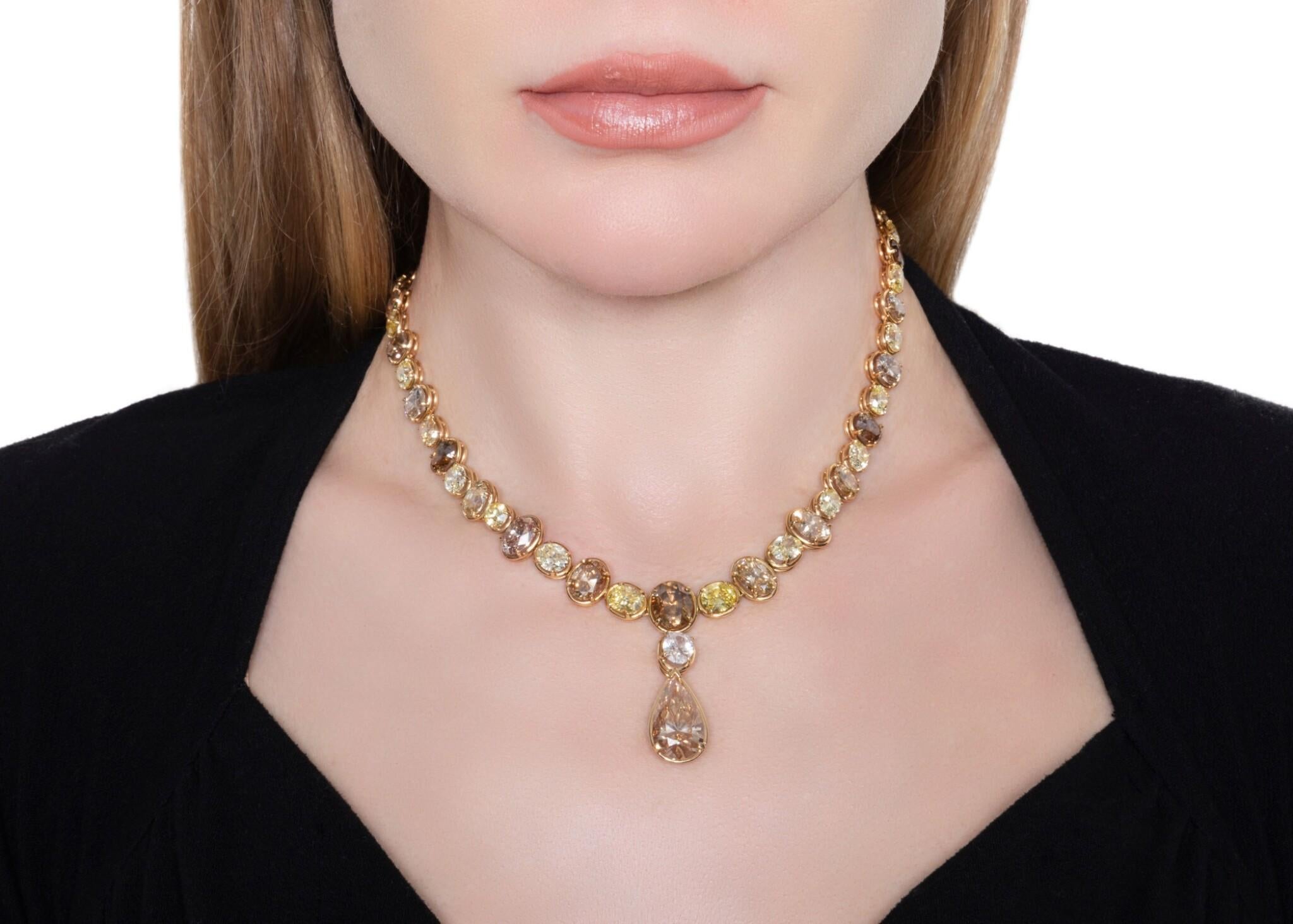 Voici le collier LEGACY Fancy Champagne Diamond - un véritable showstopper sur tapis rouge, inspiré par les looks iconiques récemment vus lors du mariage de Jeff Bezos, portés par des icônes de la mode mondiale comme Kim Kardashian et d'autres lors