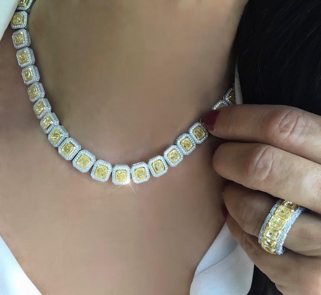 Questa parure di 90 carati Fancy Yellow Radiant Cut Diamond - che comprende una collana di alta gioielleria, un braccialetto abbinato e un magnifico anello - è una selezione unica nella vita di brillantezza, bellezza e audace eredità. Con diamanti