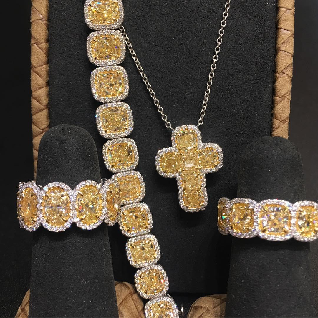 LEGACY GIA 90 Carats Fancy Intense Yellow Cushion Cut Diamond Tennis Chain In New Condition For Sale In Mumbai, IN