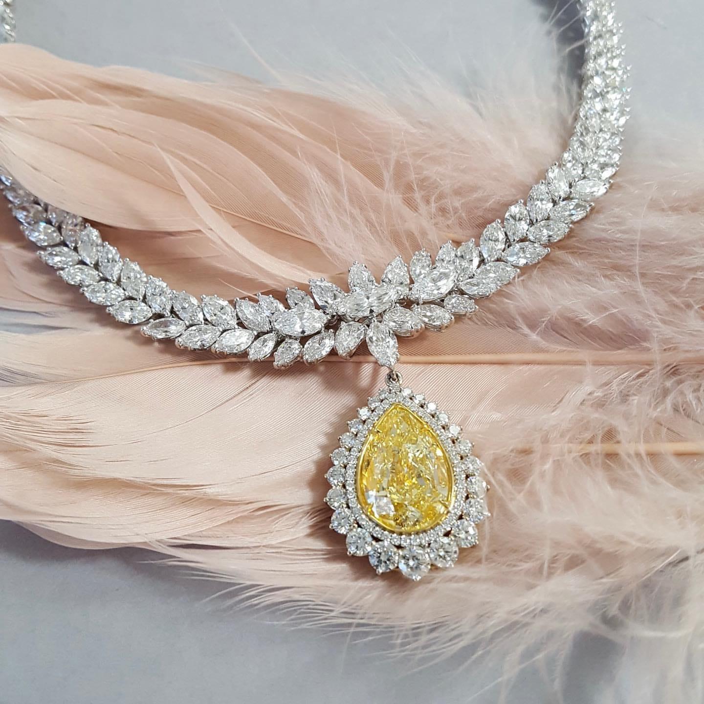 Incarnazione dell'eleganza regale e della brillantezza calibrata, questa collana di diamanti da 45 carati è sostenuta da un diamante giallo Fancy Yellow a forma di pera da 10 carati, certificato GIA per la sua origine naturale e la ricca saturazione