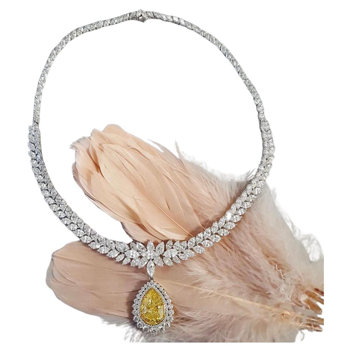 Incarnazione dell'eleganza regale e della brillantezza calibrata, questa collana di diamanti da 45 carati è sostenuta da un diamante Fancy Light Yellow a forma di pera da 10 carati, certificato GIA per la sua origine naturale e la ricca saturazione