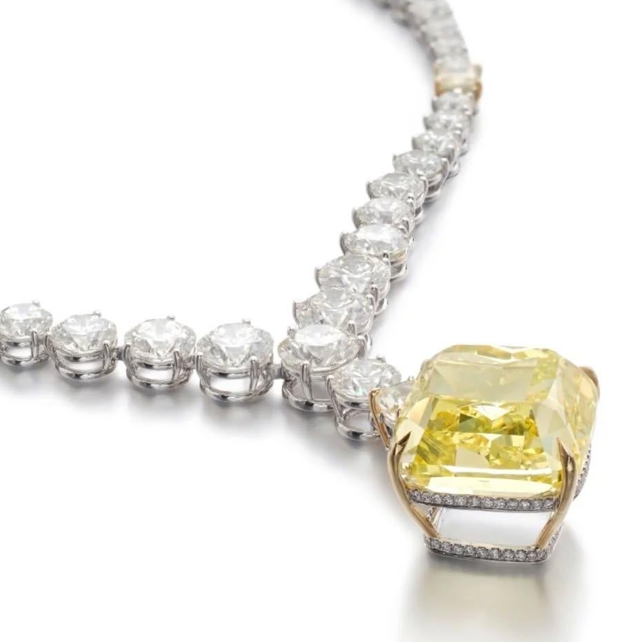 Ci sono gioielli che abbagliano, e poi ci sono gioielli che mettono a tacere le stanze.

Questa collana di diamanti Fancy Yellow Intense Yellow Pear-Shaped da 15 carati è uno di questi capolavori. Singolare nella presenza, rara nell'origine e