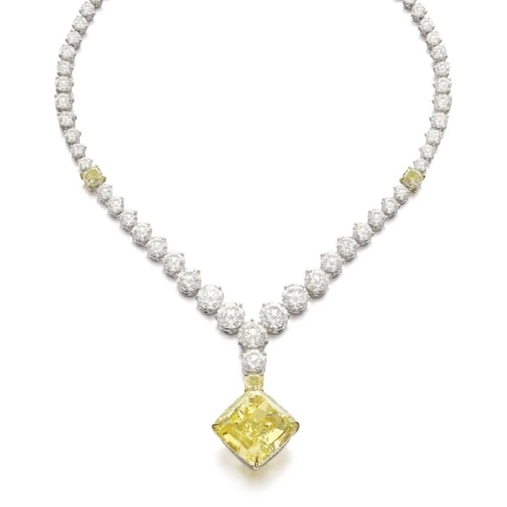 Moderno Collana con diamanti a goccia Legacy 40 carati GIA Massive Fancy Yellow Cushion in vendita