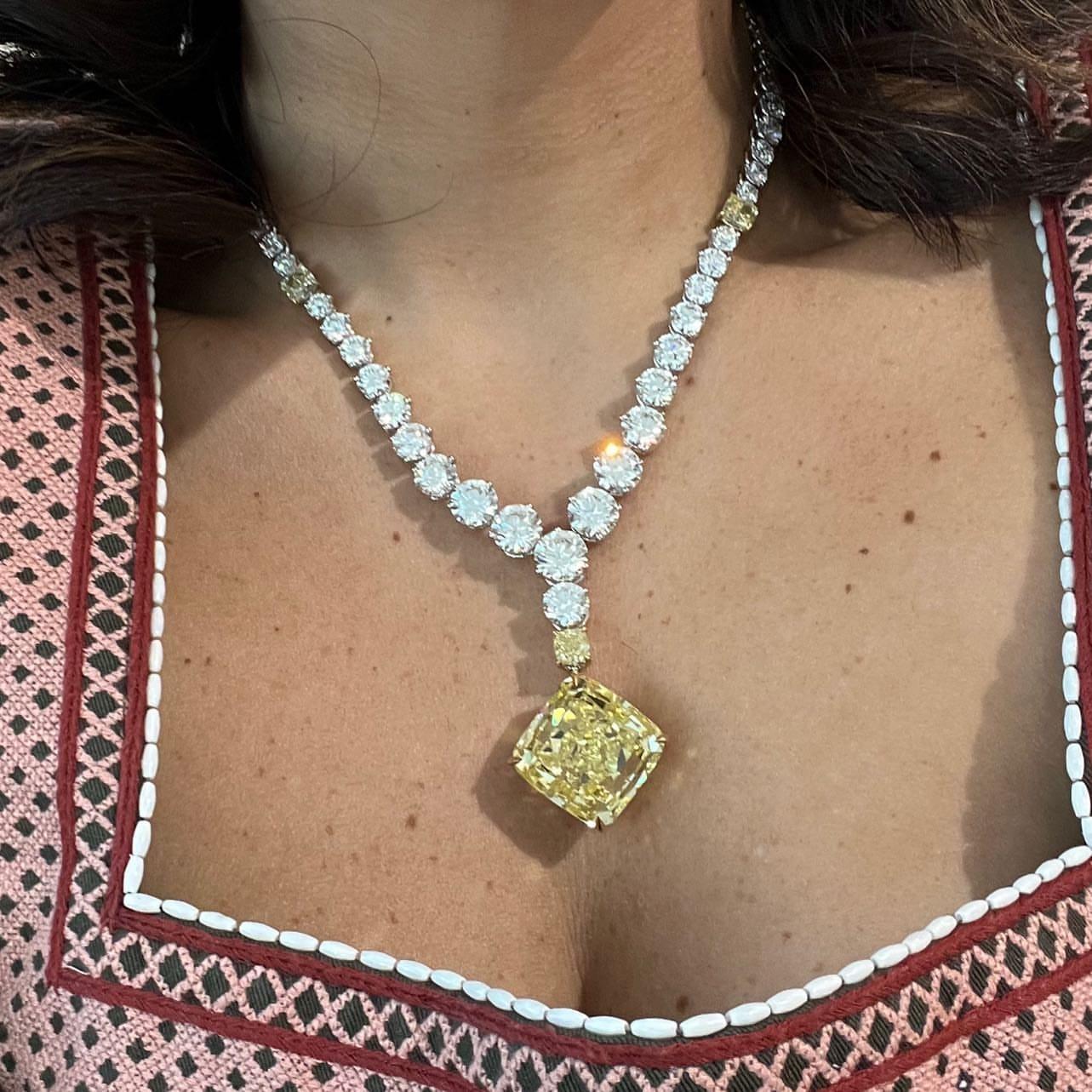 Collana con diamanti a goccia Legacy 40 carati GIA Massive Fancy Yellow Cushion In condizioni Nuovo in vendita a Mumbai, IN