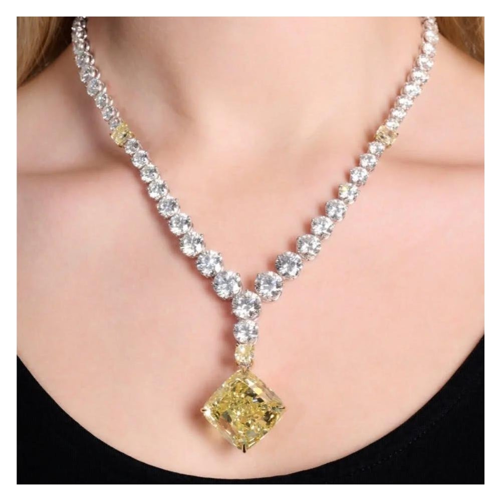 Quando la rarità diventa leggenda e la brillantezza trascende il tempo, si arriva a un gioiello senza eguali: la collana di diamanti Fancy Vivid Yellow Cushion-Cut da 30 carati. Questa non è una semplice collana: è un emblema sovrano di luce, colore