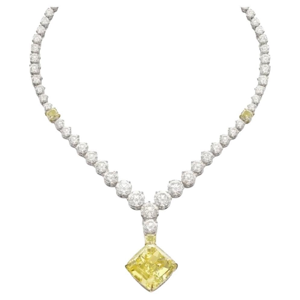 LEGACY 30 Carati GIA Massive Fancy Vivid Yellow Collana di diamanti a cuscino in vendita