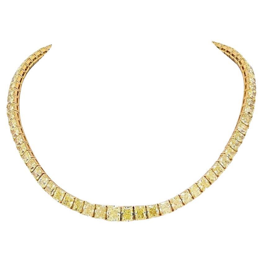 Rayonnant d'une grâce intemporelle et d'une brillance sans équivoque, ce collier de tennis en diamant taillé en coussin de 85 carats de couleur jaune clair à jaune clair est une célébration audacieuse et ensoleillée de la royauté et de la rareté.