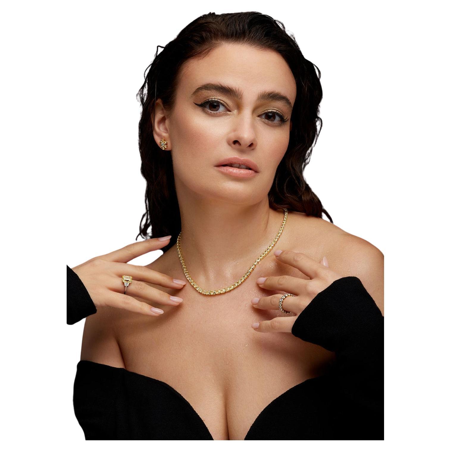 Questa non è una collana: è pura luce solare in movimento.
Realizzata con 30 carati di diamanti naturali Fancy Intense Yellow a taglio cuscino, questa creazione di alta gioielleria è una testimonianza luminosa di rarità, precisione e forza