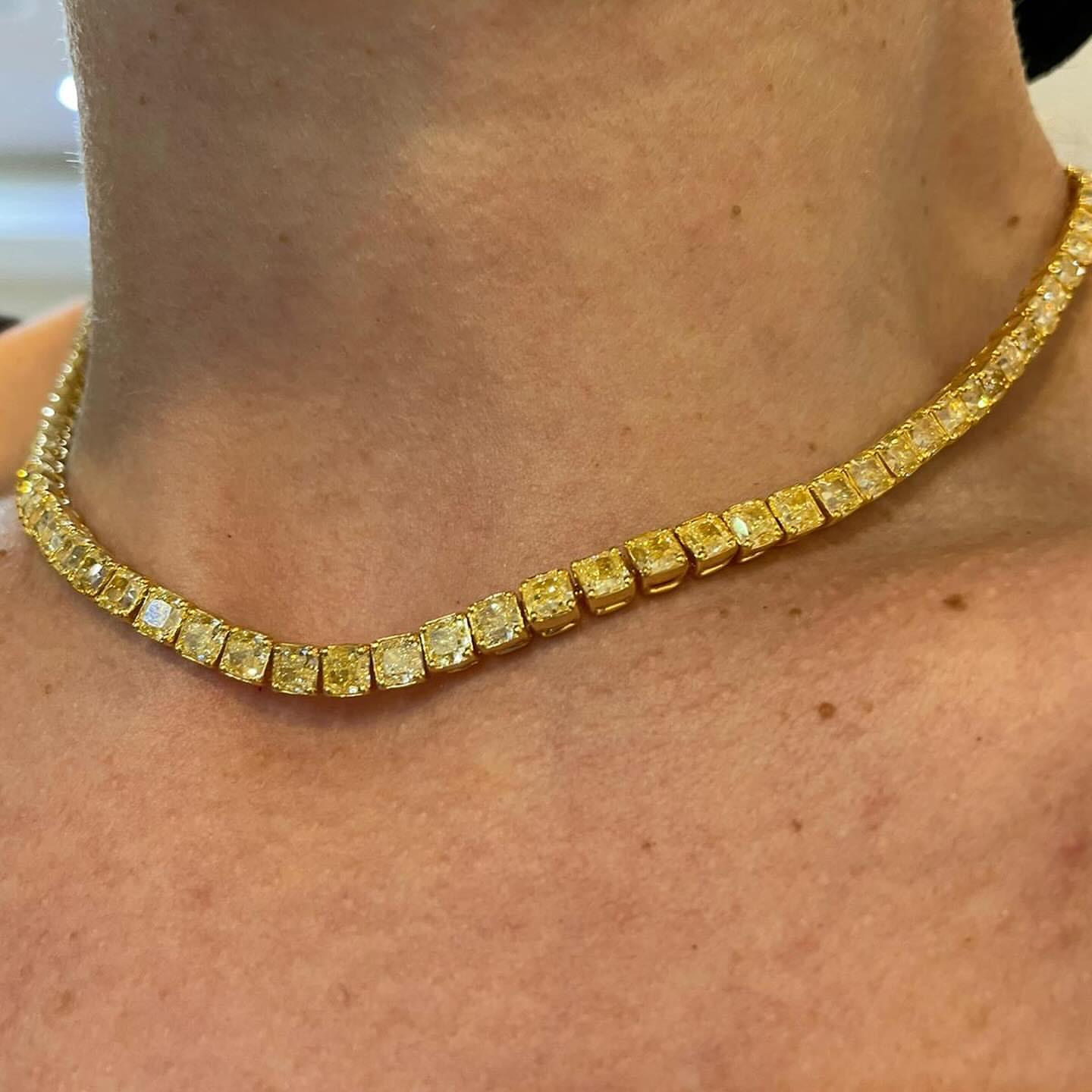 LEGACY Collana di diamanti gialli taglio cuscino da 45 carati 0,5 carati ciascuno in vendita 1