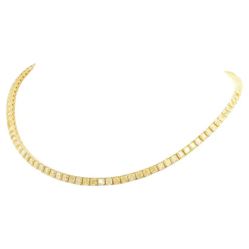 Presentando una sinfonia di saturazione dorata e simmetria perfetta, questa collana tennis con diamanti giallo intenso Fancy da 55 carati presenta 80 diamanti taglio cuscino abbinati con precisione, ciascuno di circa 0,70 carati, selezionati a mano