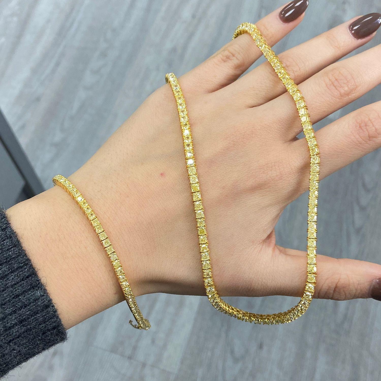 
Audace nel colore, raffinata nella forma: questa collana Tennis con diamanti gialli intensi da 35 carati è un capolavoro di precisione, equilibrio e brillantezza. Composta da diamanti taglio cuscino meticolosamente calibrati e certificati Legacy,
