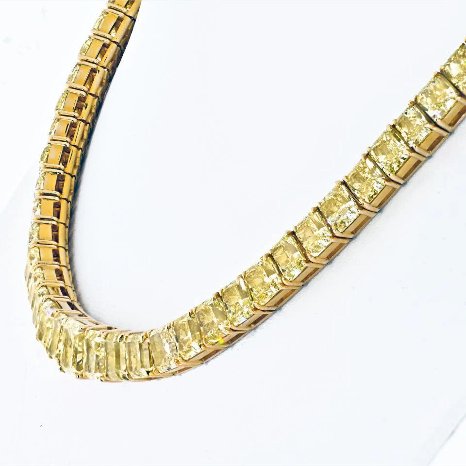 LEGACY Collana da tennis con diamanti naturali radianti gialli di 70 carati GIA in vendita 1