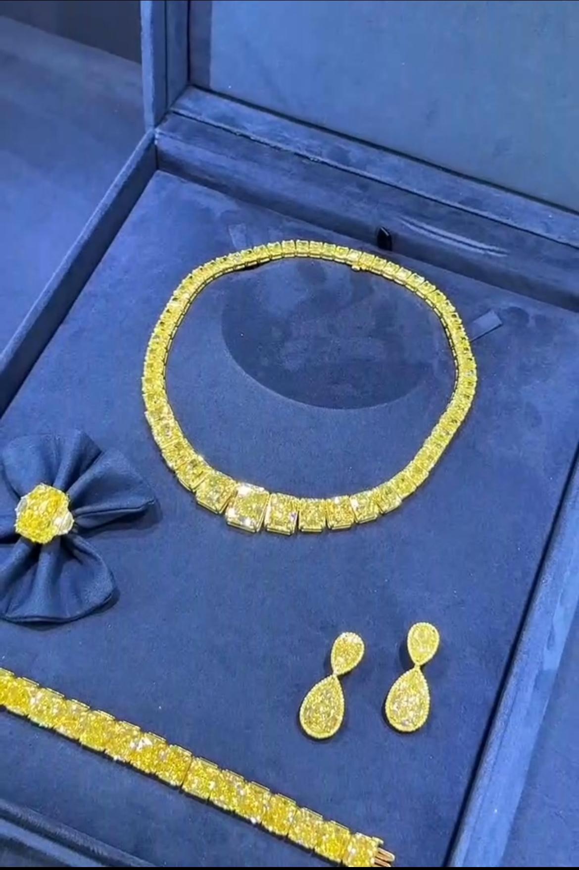 
Un chef-d'œuvre conçu non seulement pour éblouir, mais aussi pour distinguer.

Ce collier de 90 carats de diamants de taille radieuse est une orchestration de la brillance Fancy Light Yellow, composée de diamants naturels méticuleusement