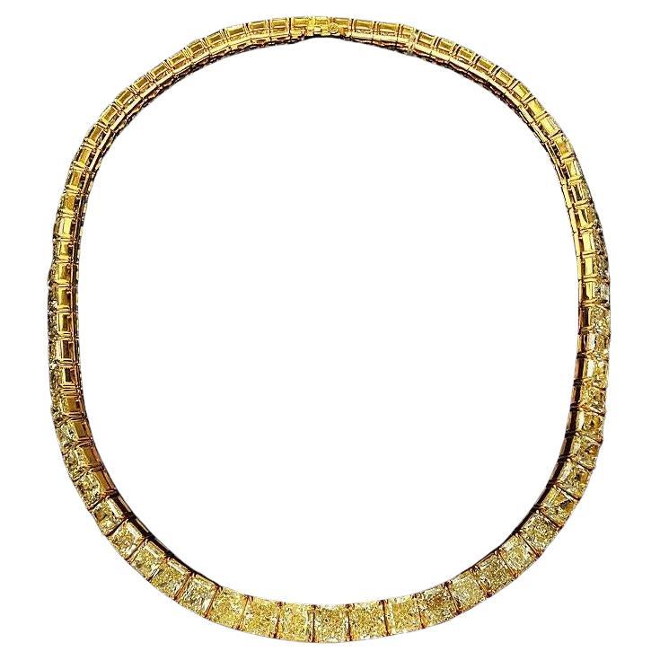 Il s'agit d'un collier qui parle en douceur et commande en silence.

Composée de 80 carats de diamants naturels certifiés GIA de taille radieuse dans la gamme de couleurs U-Z, cette création exclusive à Legacy brille d'une douce clarté dorée - le