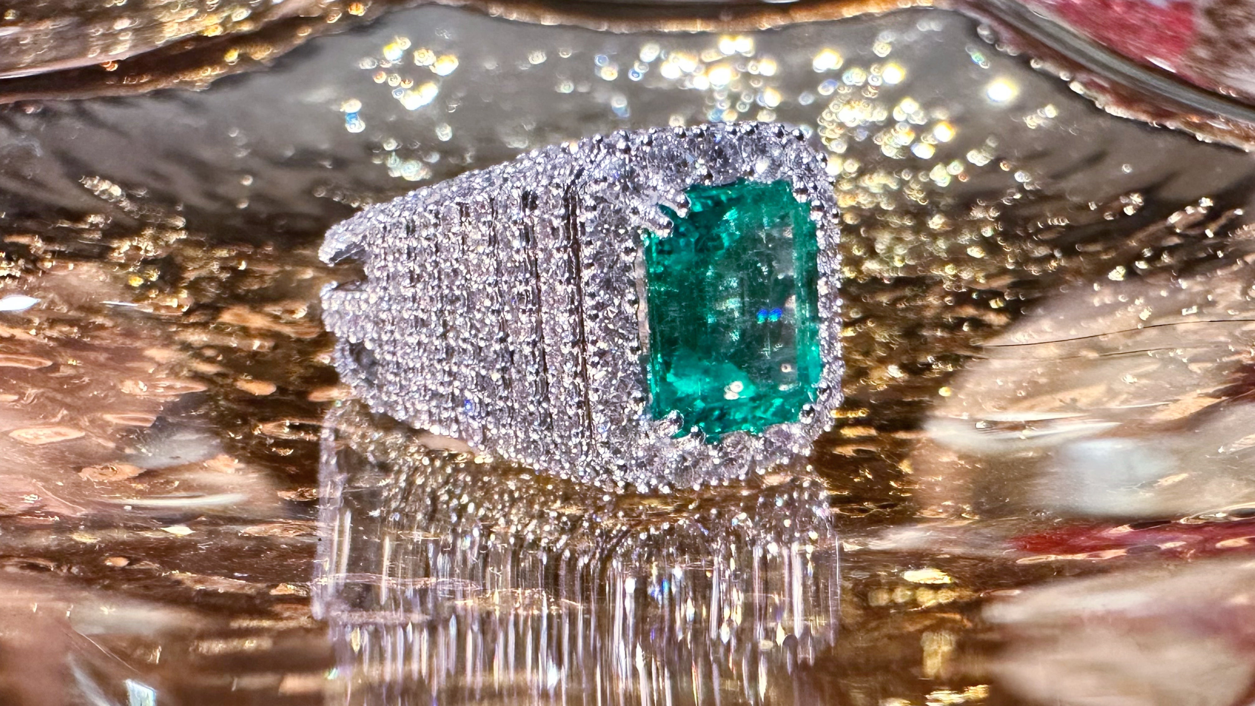 Anello Cocktail Smeraldo Colombiano e Diamanti L’Artigianato Italiano di Lusso in vendita