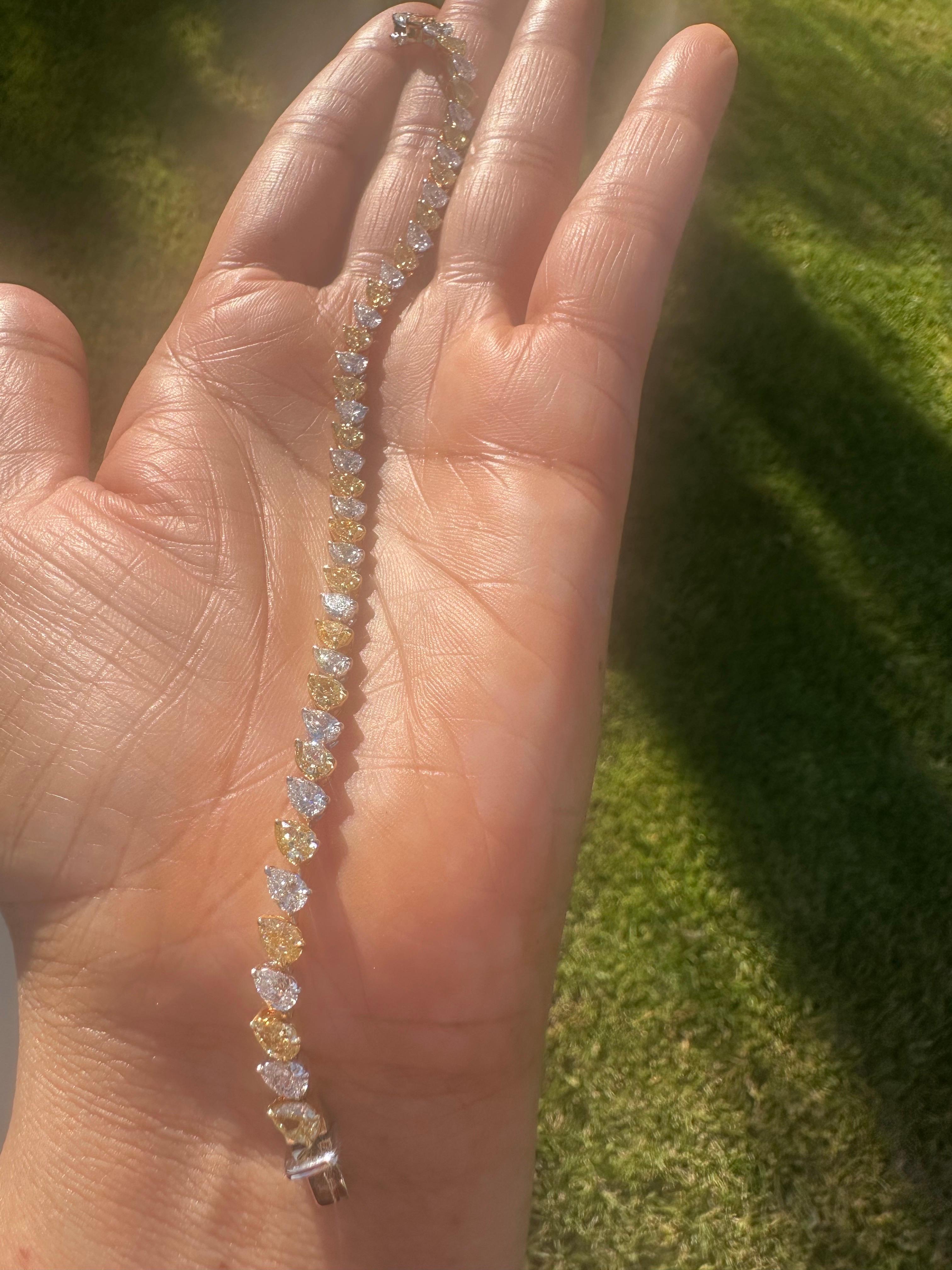 Apprécié Bracelet de diamants jaunes et blancs de 9,33 carats en vente 9