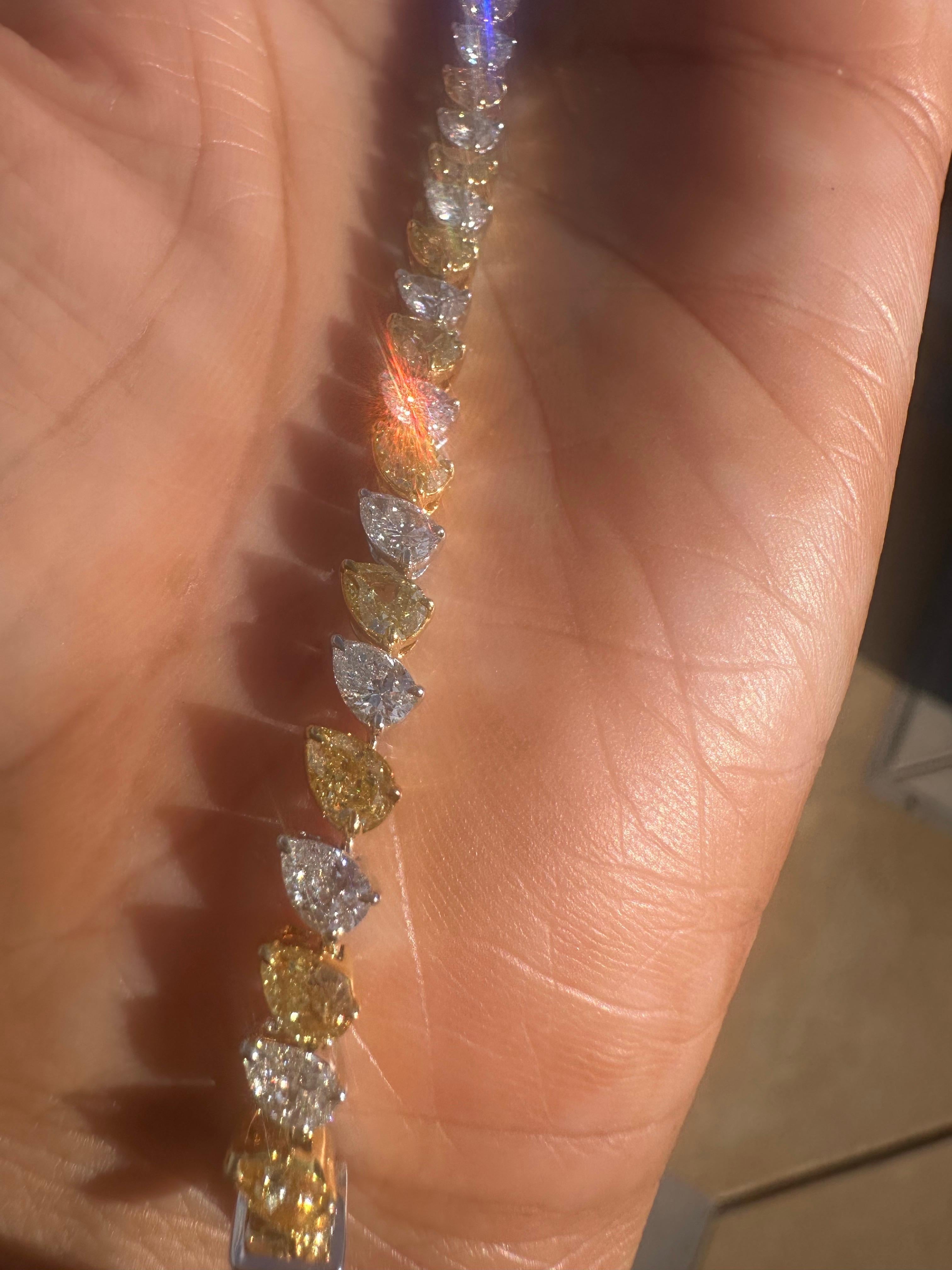 Apprécié Bracelet de diamants jaunes et blancs de 9,33 carats en vente 14