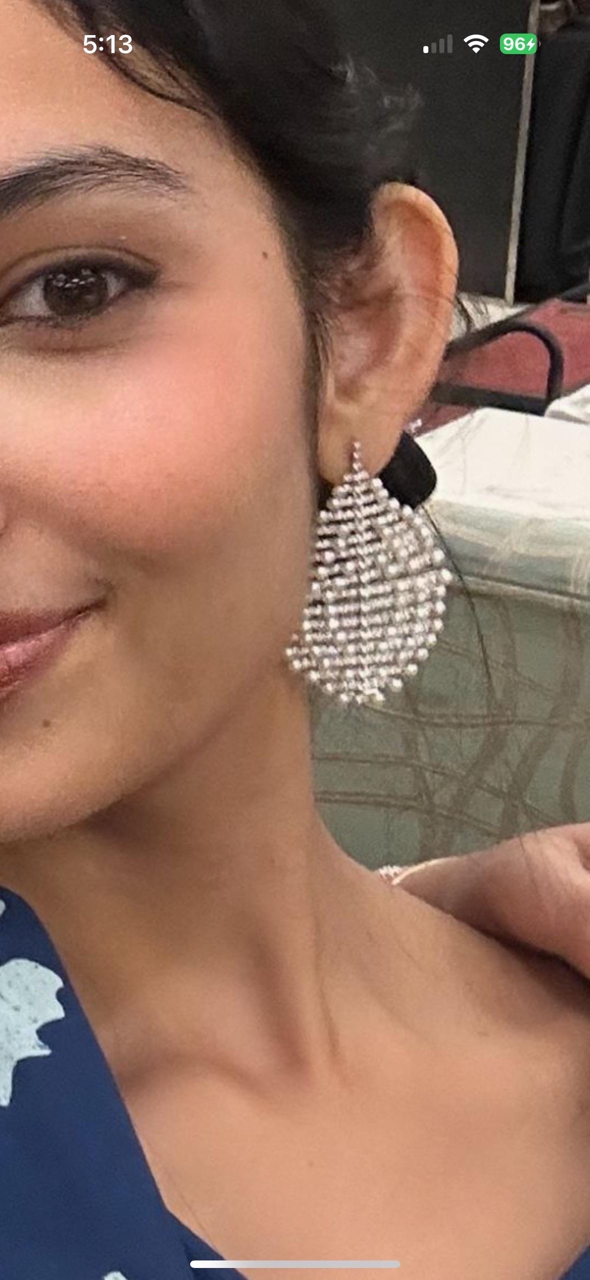 26 Karat Diamanten und Perlen Ohrringe 18k Weißgold Lang Flatterhaft Flexibel Damen im Angebot