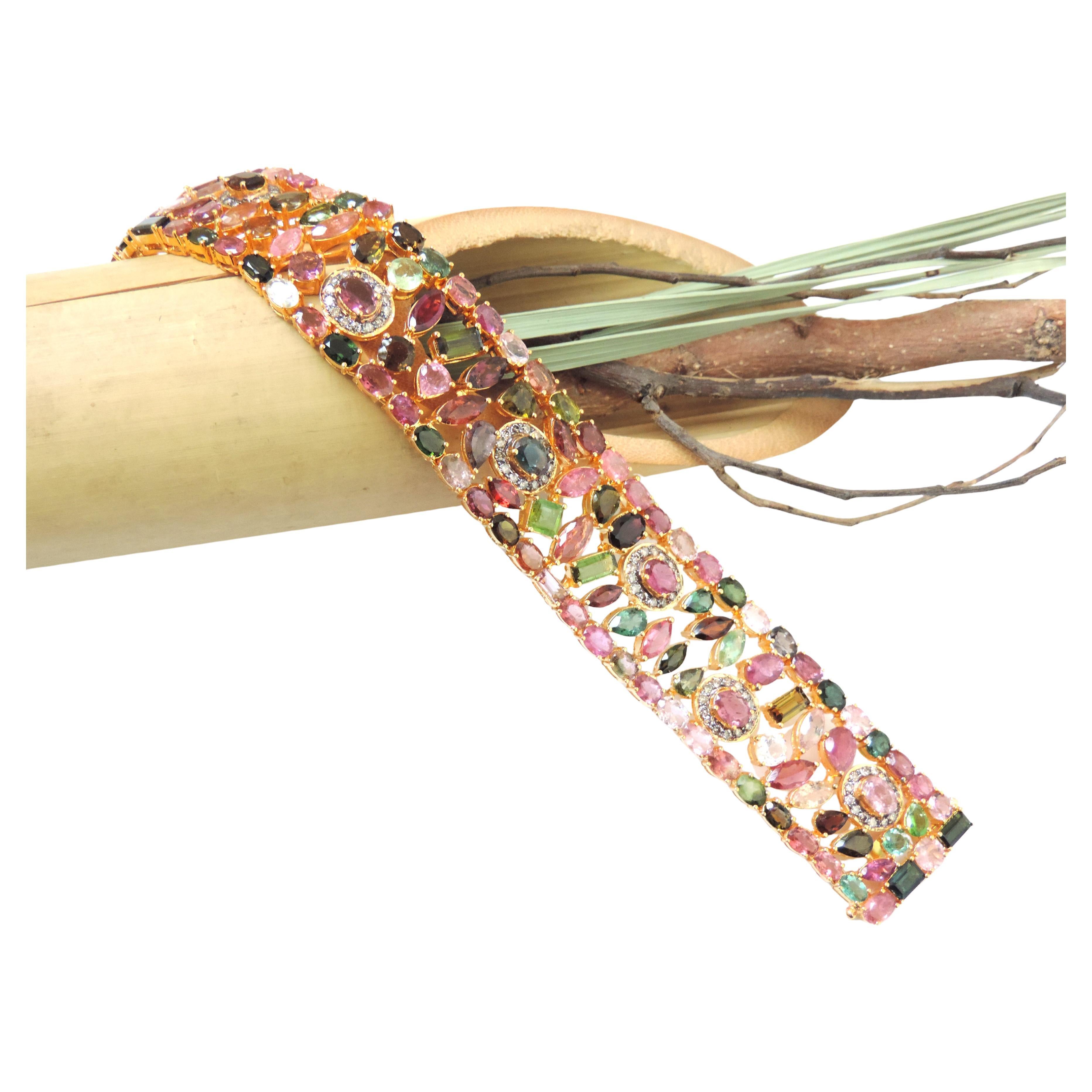 Taille ovale Manchette en tourmaline de 72 carats et diamants, bracelet jonc en tourmaline multicolore en vente