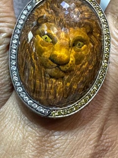 Bague « Lion » en or et argent, sertie de diamants jaunes et blancs de 4,39 carats et d'une topaze taillée à la main