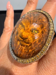 Bague « Lion » en or et argent, sertie de diamants jaunes et blancs de 4,39 carats et d'une topaze taillée à la main