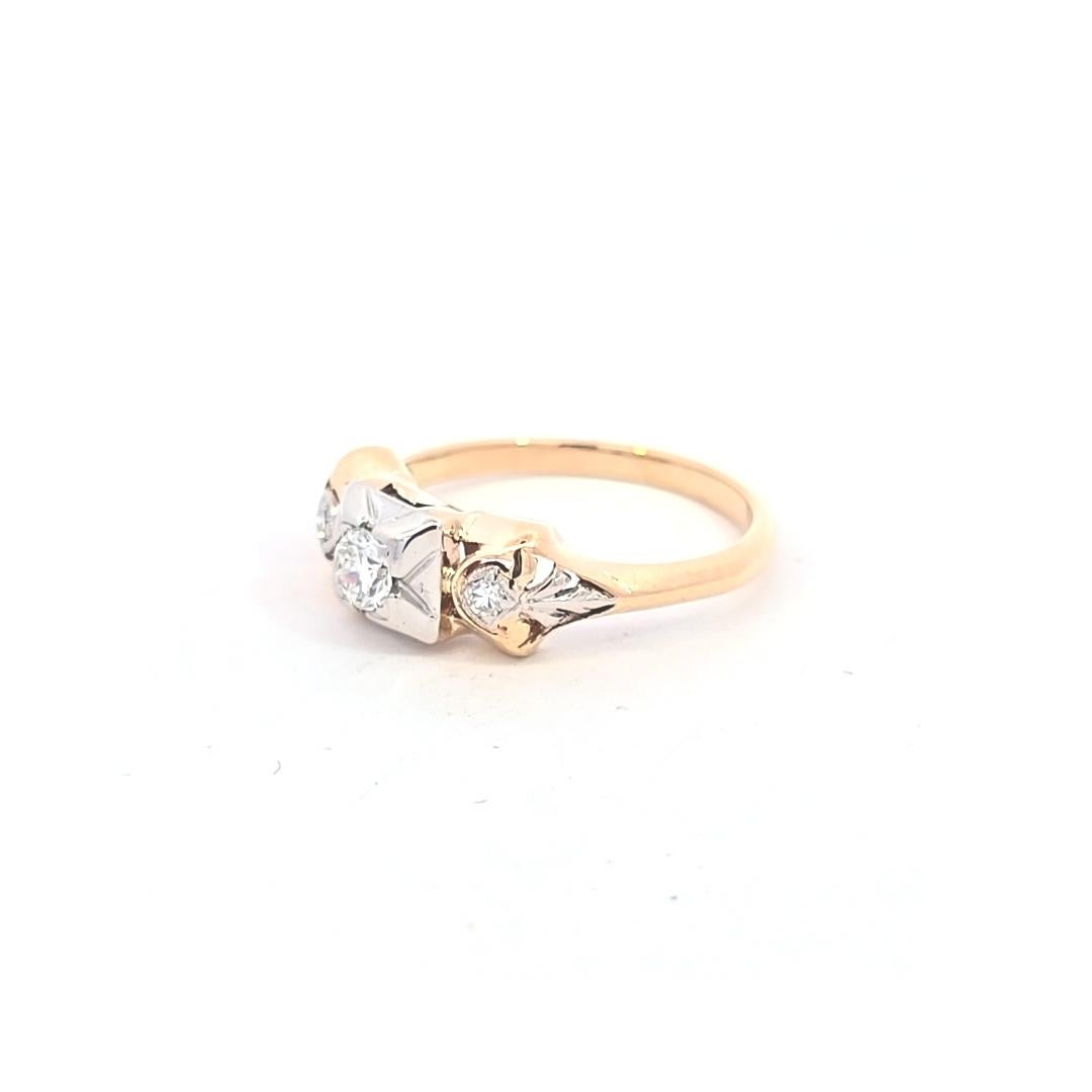 Zarter zweifarbiger 14-karätiger Diamantring mit drei Steinen.  Dieser Ring Vintage ist eine Größe 5,25.