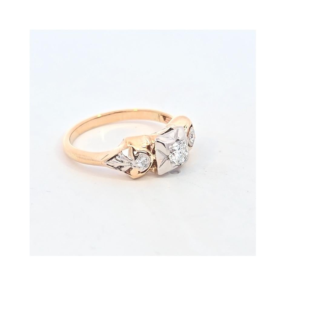 Zweifarbiger Diamantring mit drei Steinen 14 Karat (Rundschliff) im Angebot