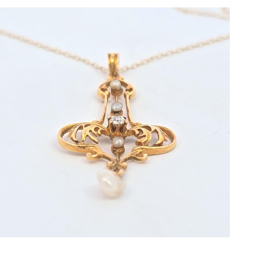 Lavallière en or jaune 10 carats avec perles et diamants sur chaîne de 18 pouces.