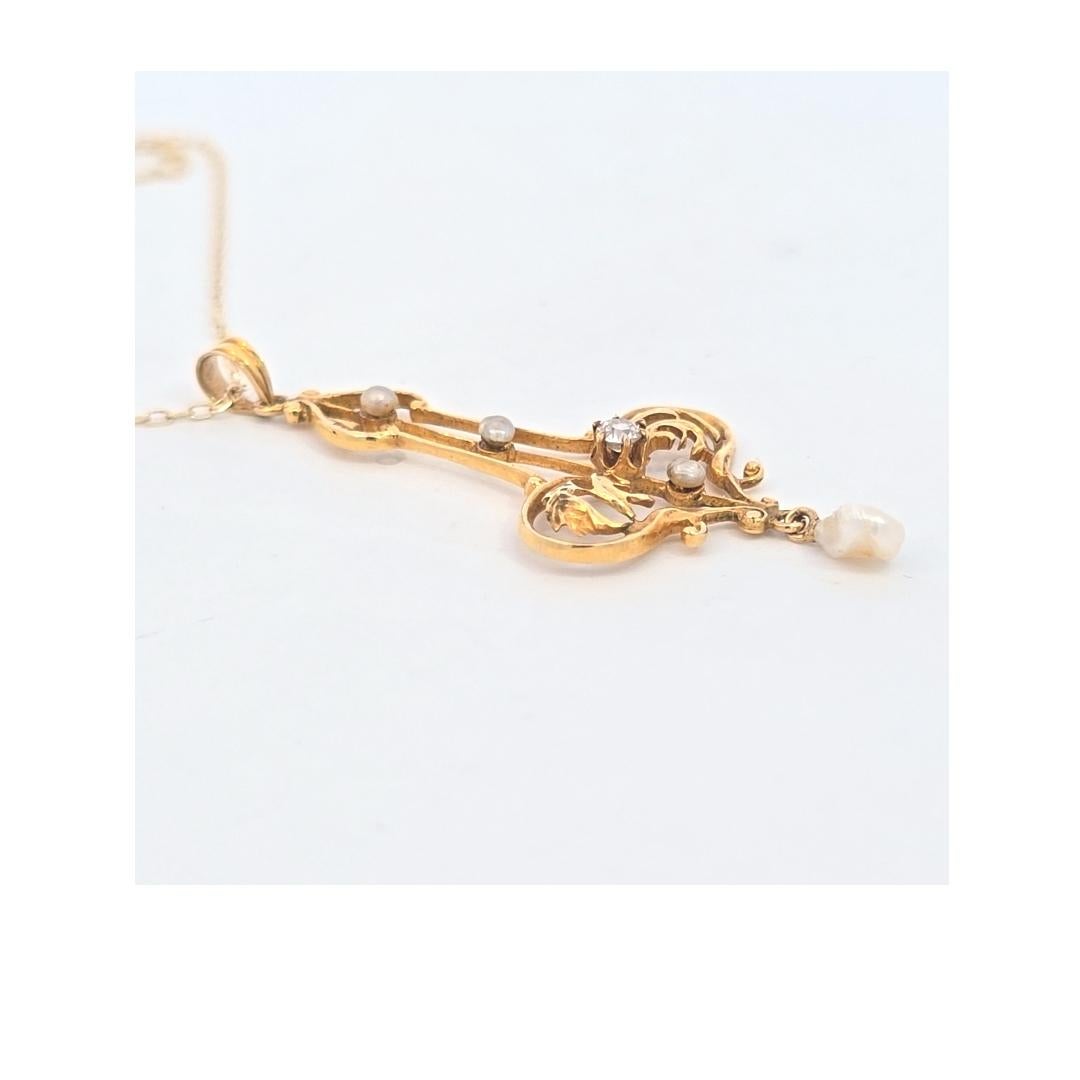 Taille ronde Lavalier en or jaune 10 carats avec perles et diamants en vente