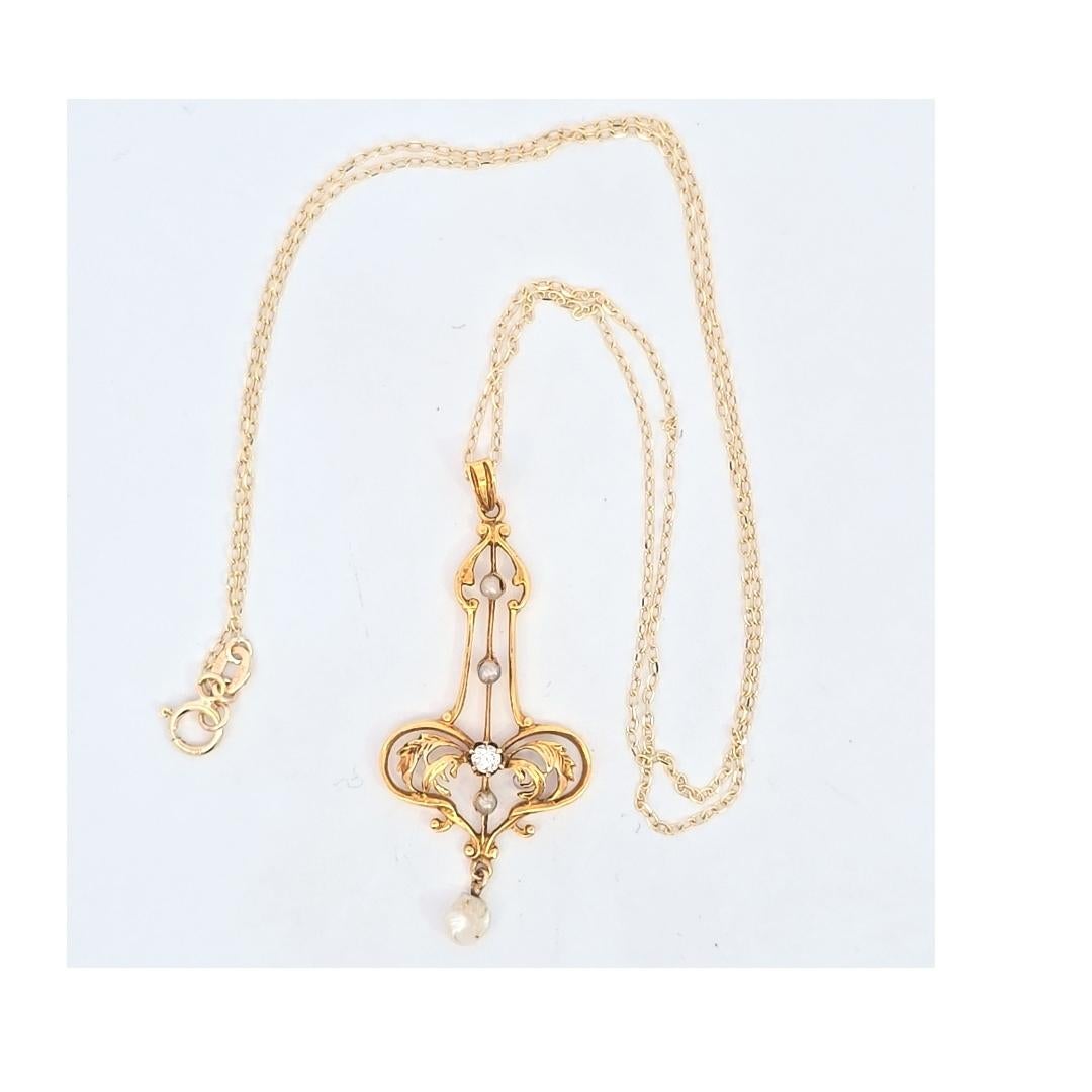 Lavalier en or jaune 10 carats avec perles et diamants Unisexe en vente