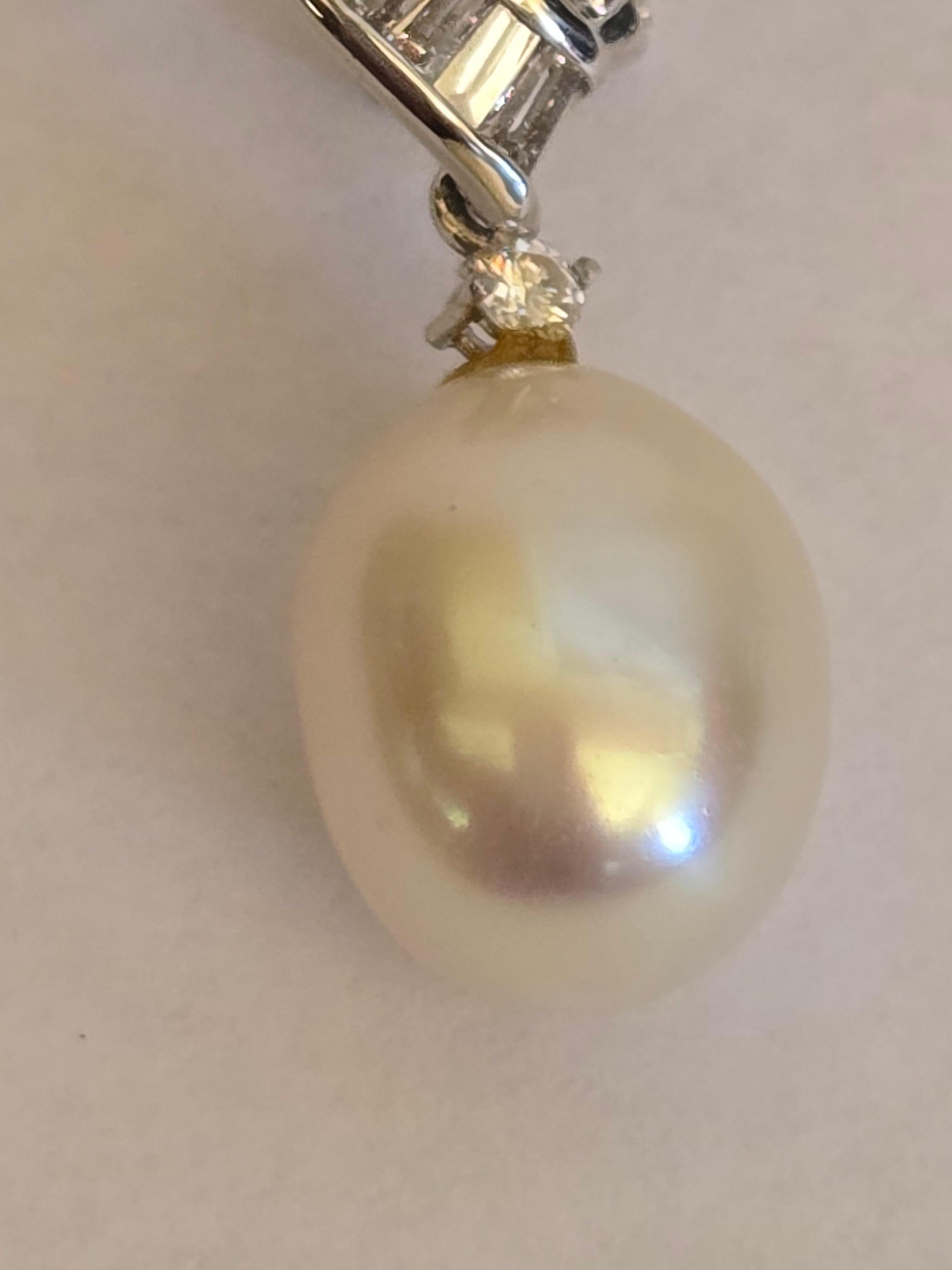 Boucles d'oreilles en or 18 carats avec perles de culture de la mer du Sud et diamants naturels en vente 1