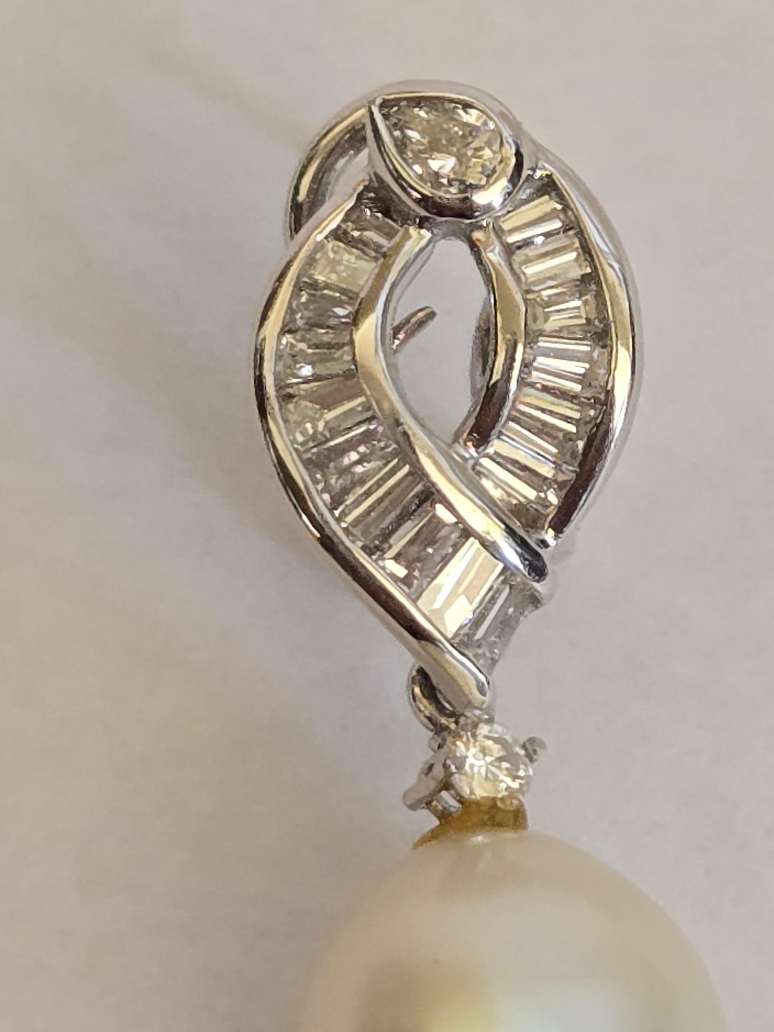 Boucles d'oreilles en or 18 carats avec perles de culture de la mer du Sud et diamants naturels en vente 2