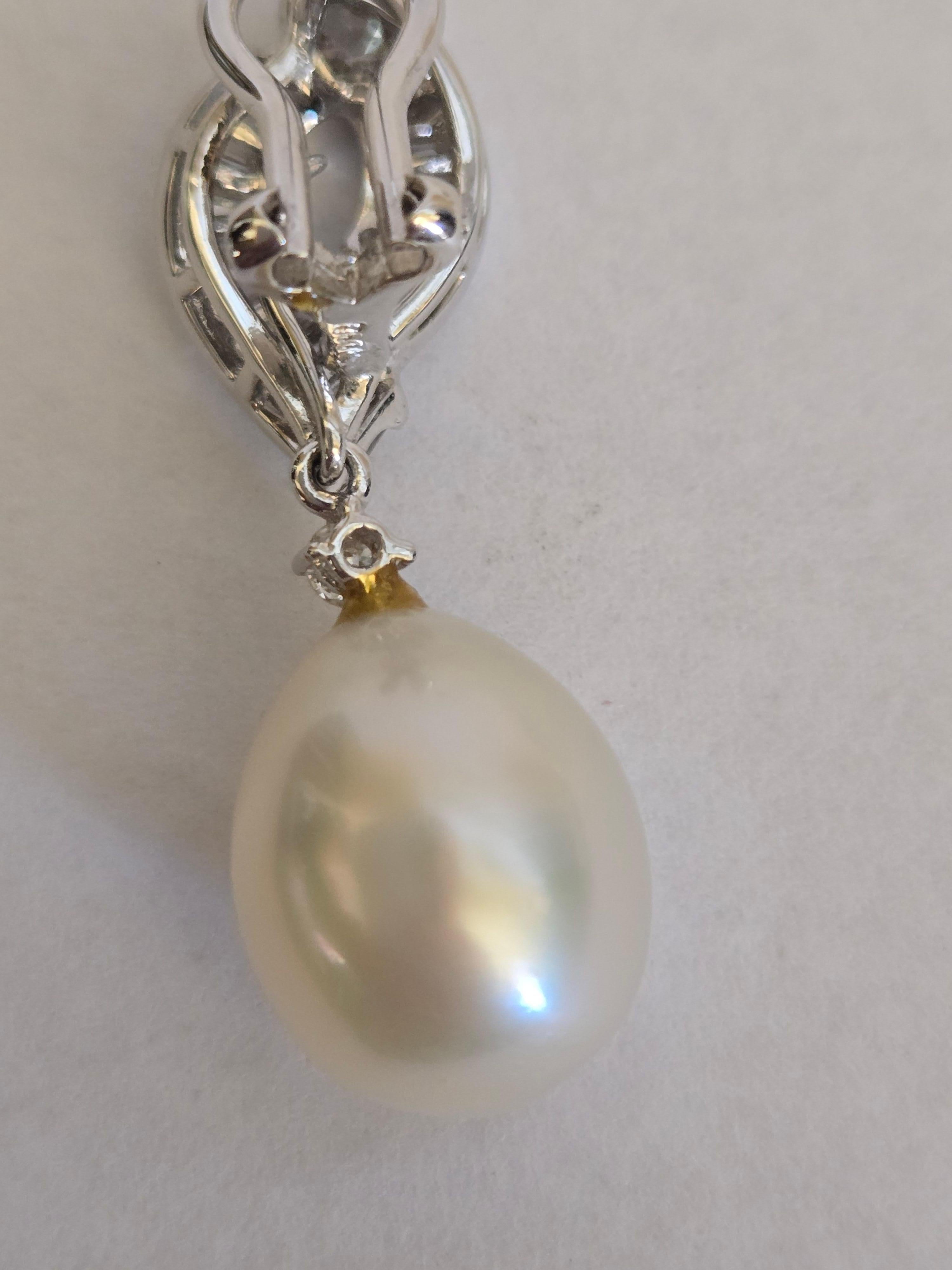 Boucles d'oreilles en or 18 carats avec perles de culture de la mer du Sud et diamants naturels en vente 3