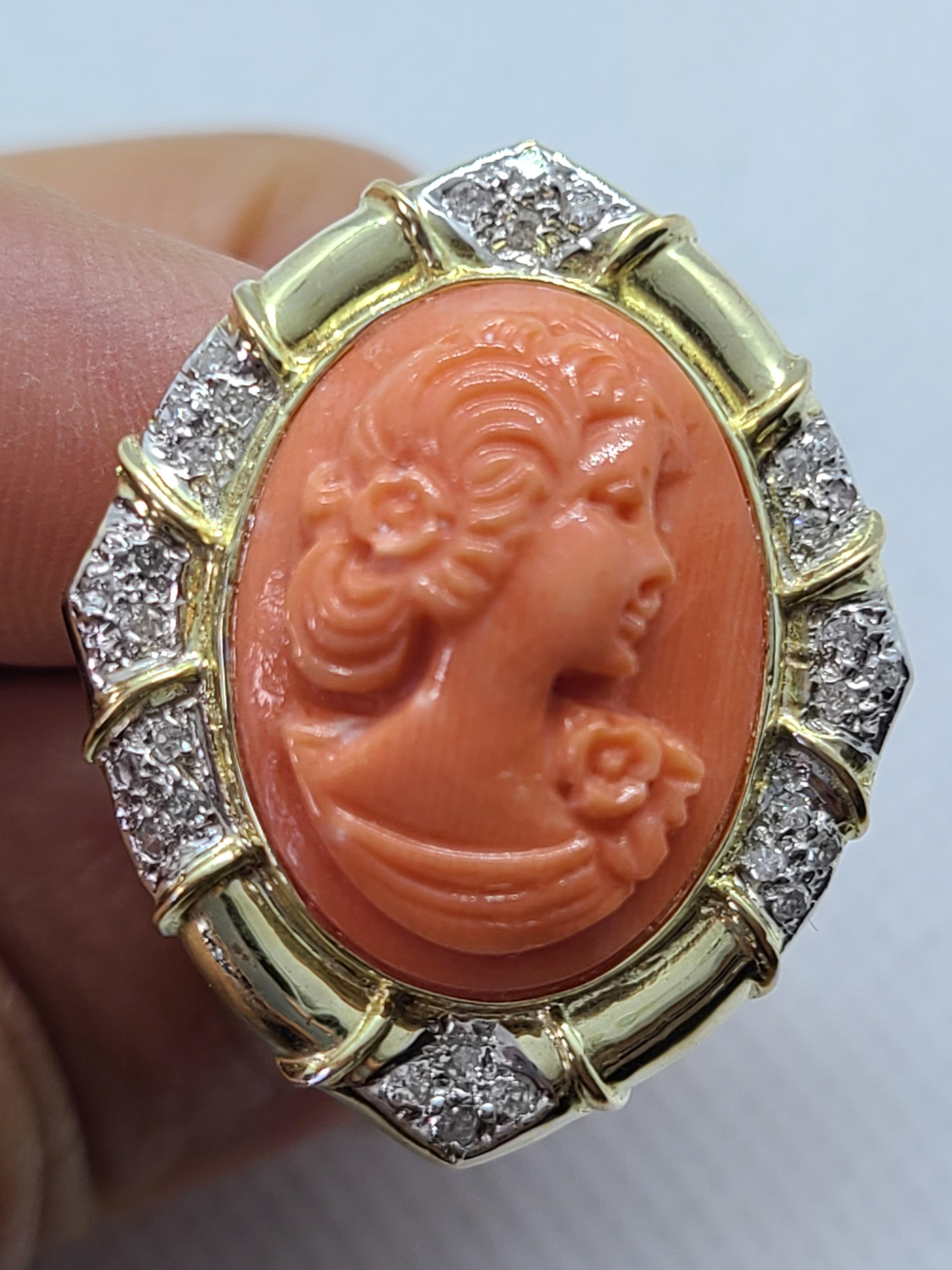 Artiste Bague en corail rose naturel et diamant en or jaune 14K en vente