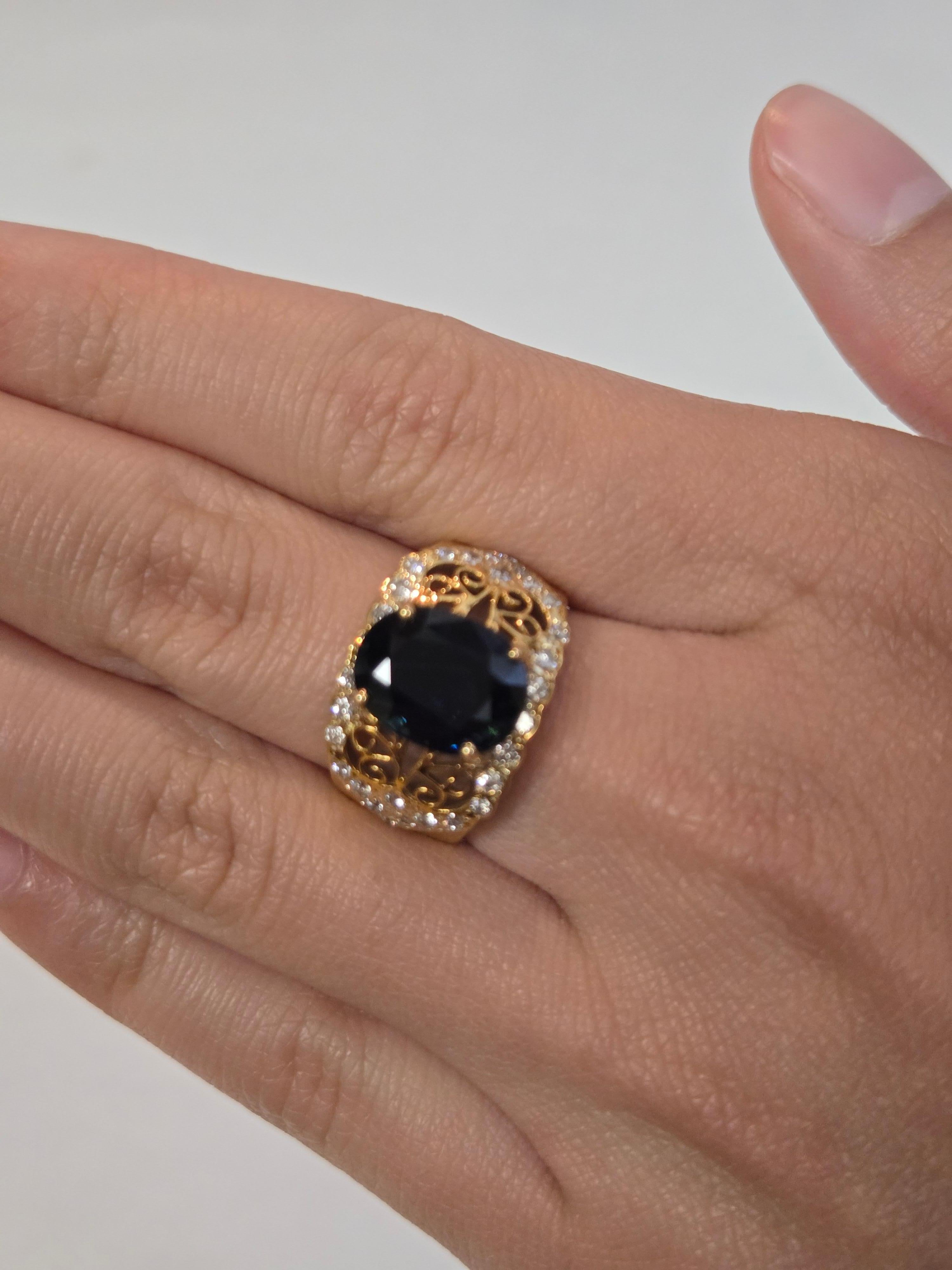 Centrée sur un saphir bleu chauffé naturel pesant environ 4,75 carats, cette élégante bague est ornée de trente diamants ronds de taille brillant totalisant environ 0,45 carat. Les pierres précieuses sont serties dans une monture en or jaune 18