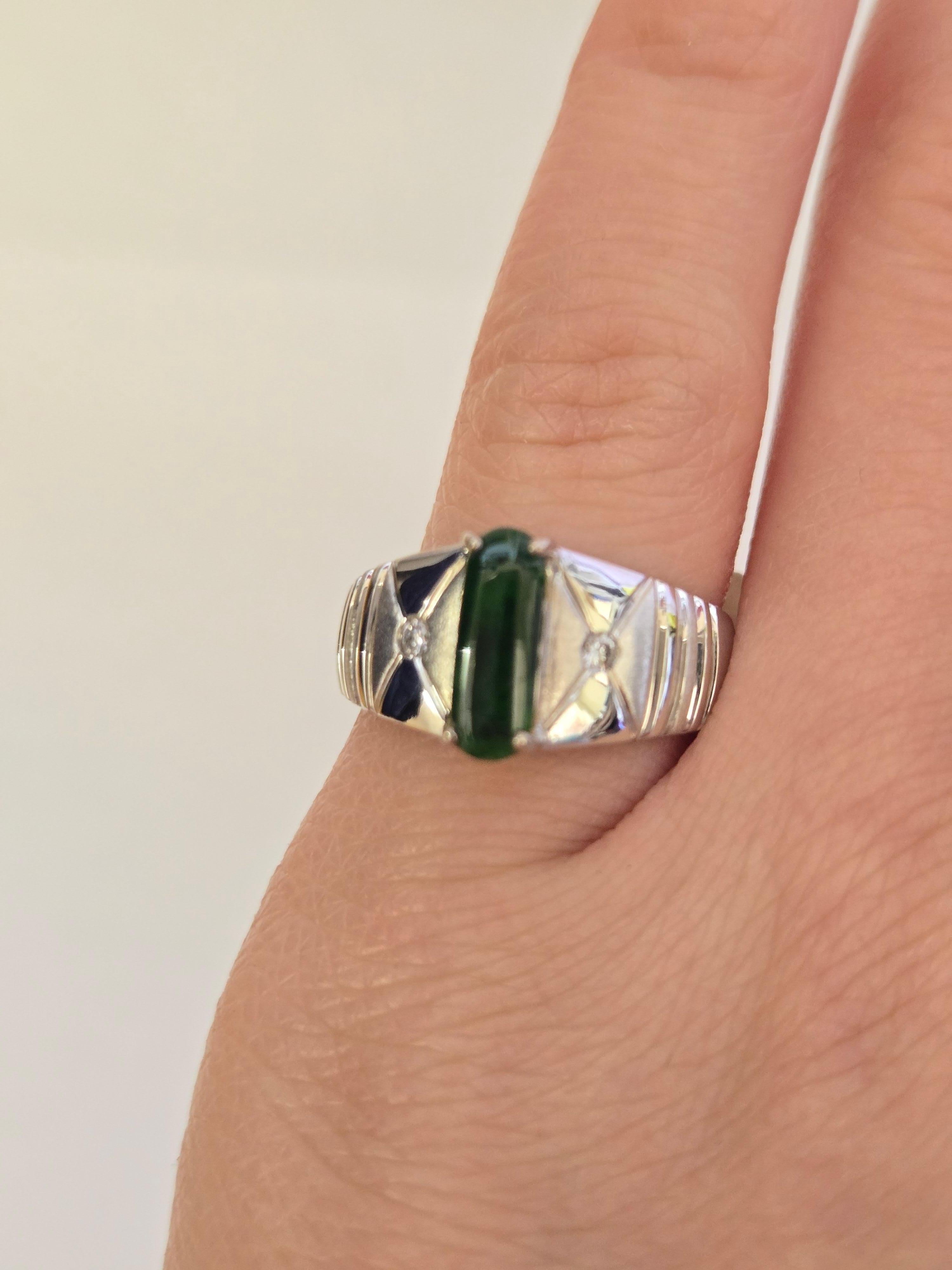 Artisan Bague en jade vert naturel et diamant en vente