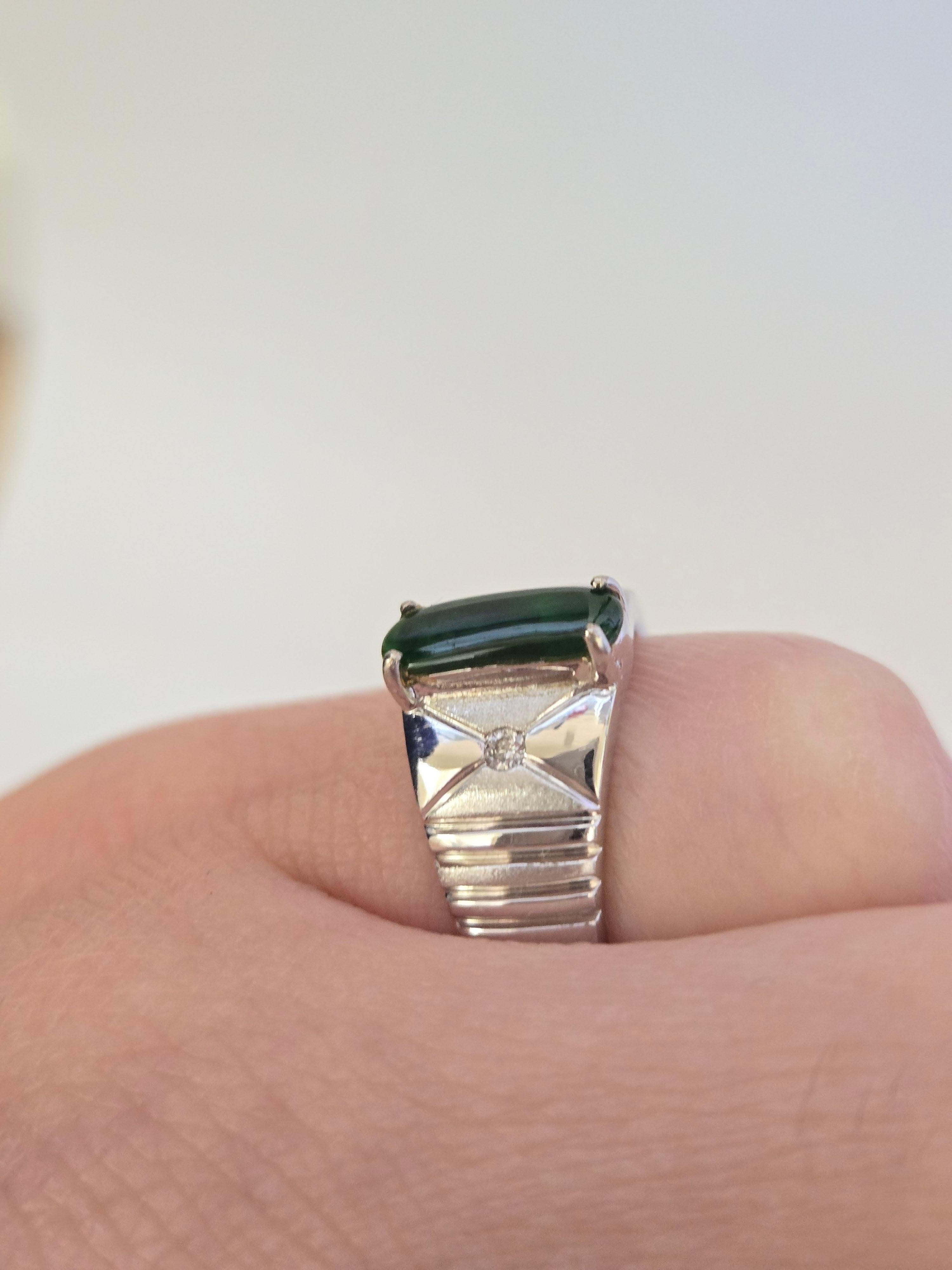 Bague en jade vert naturel et diamant Bon état - En vente à Pasadena, CA
