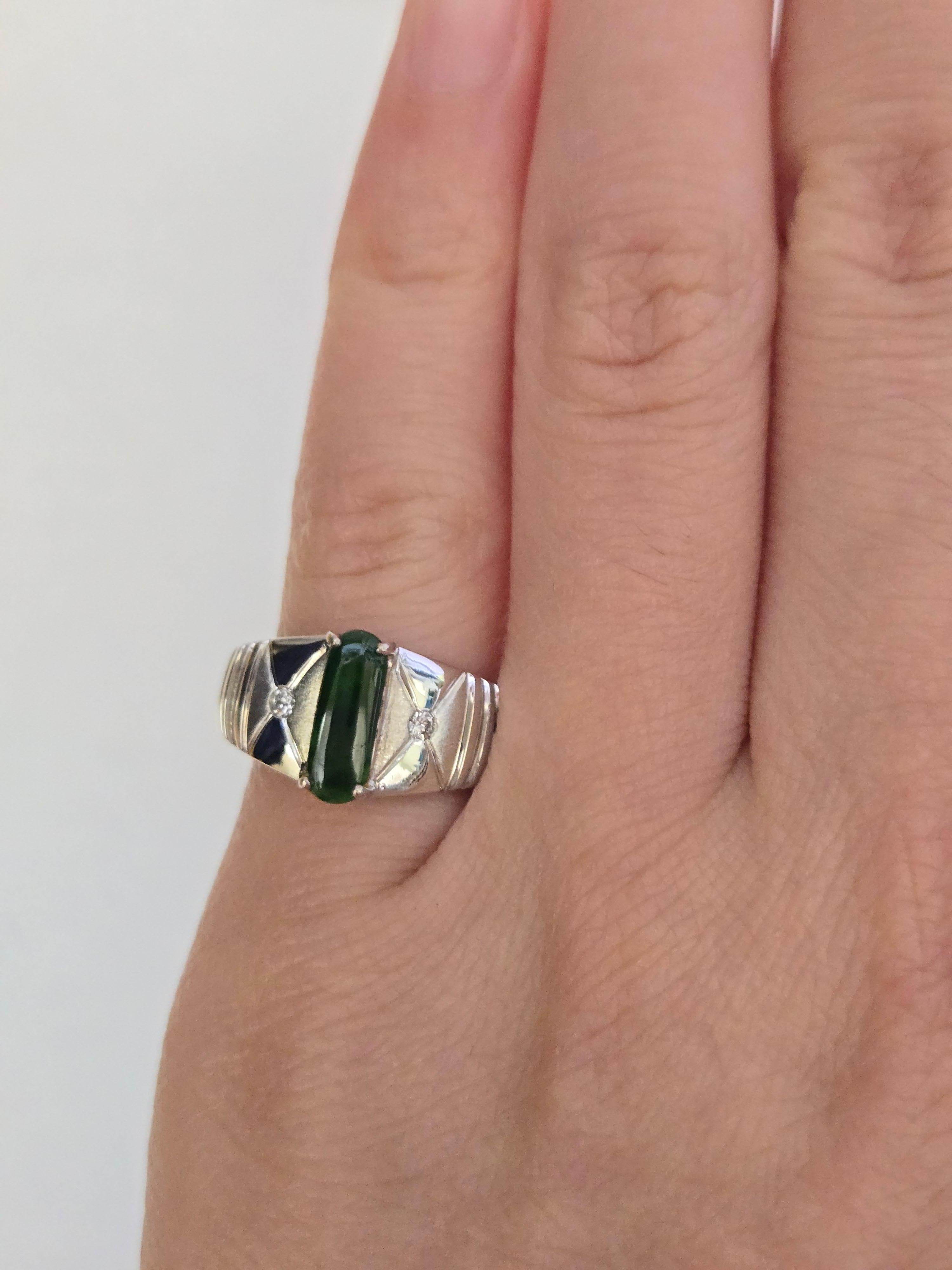 Bague en jade vert naturel et diamant Unisexe en vente