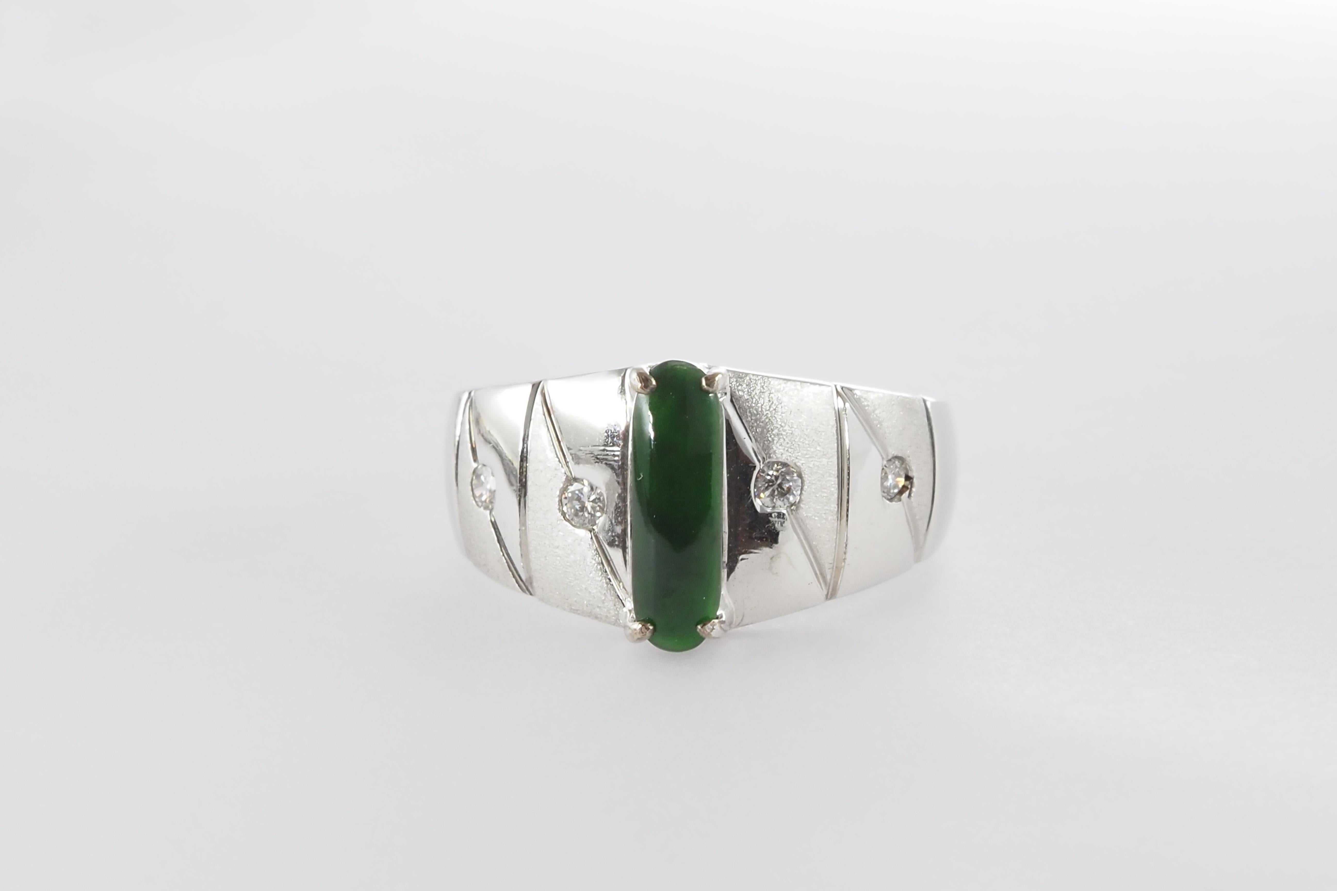 Bague en jade vert naturel et diamant en vente 6