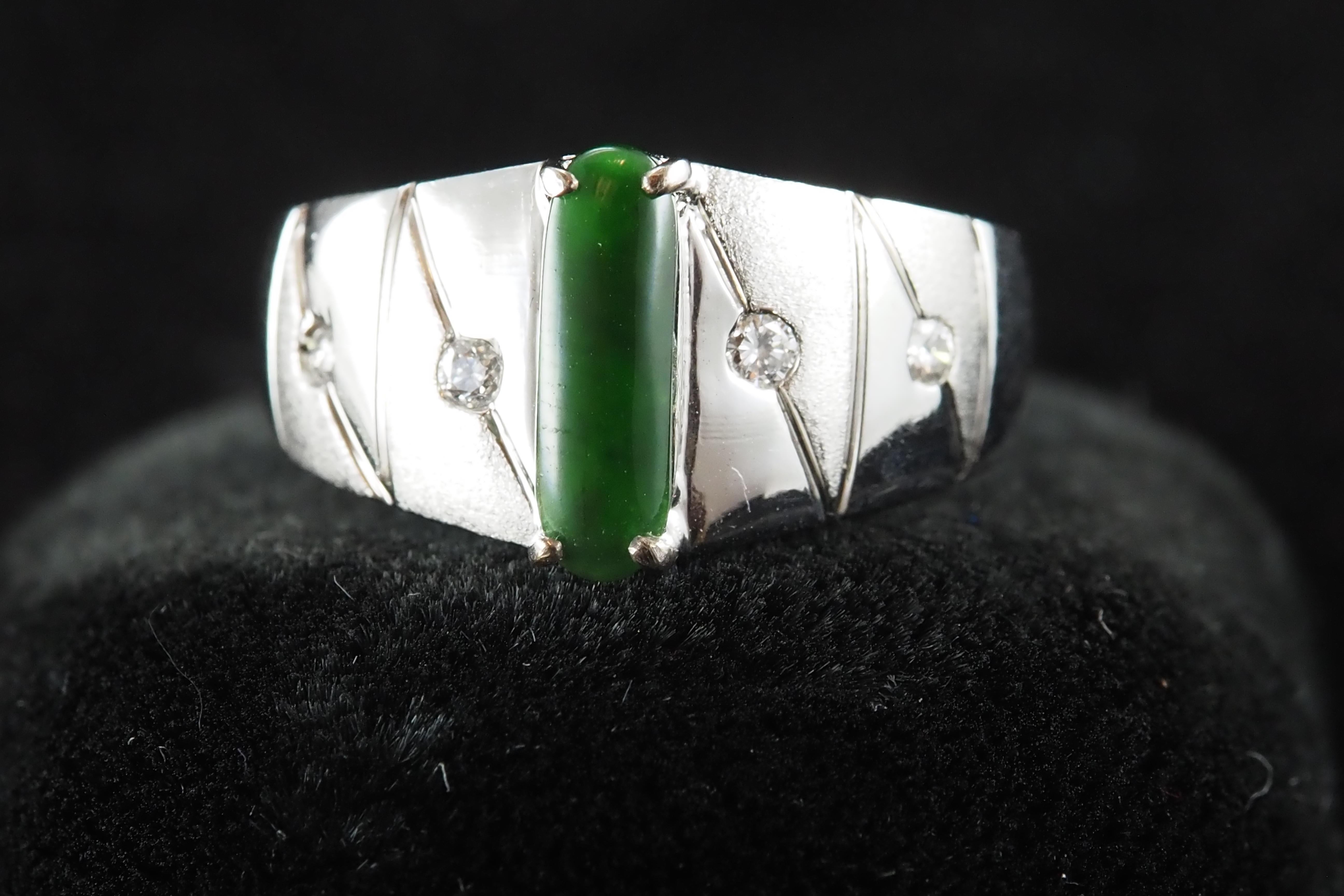 Bague en jade vert naturel et diamant en vente 2