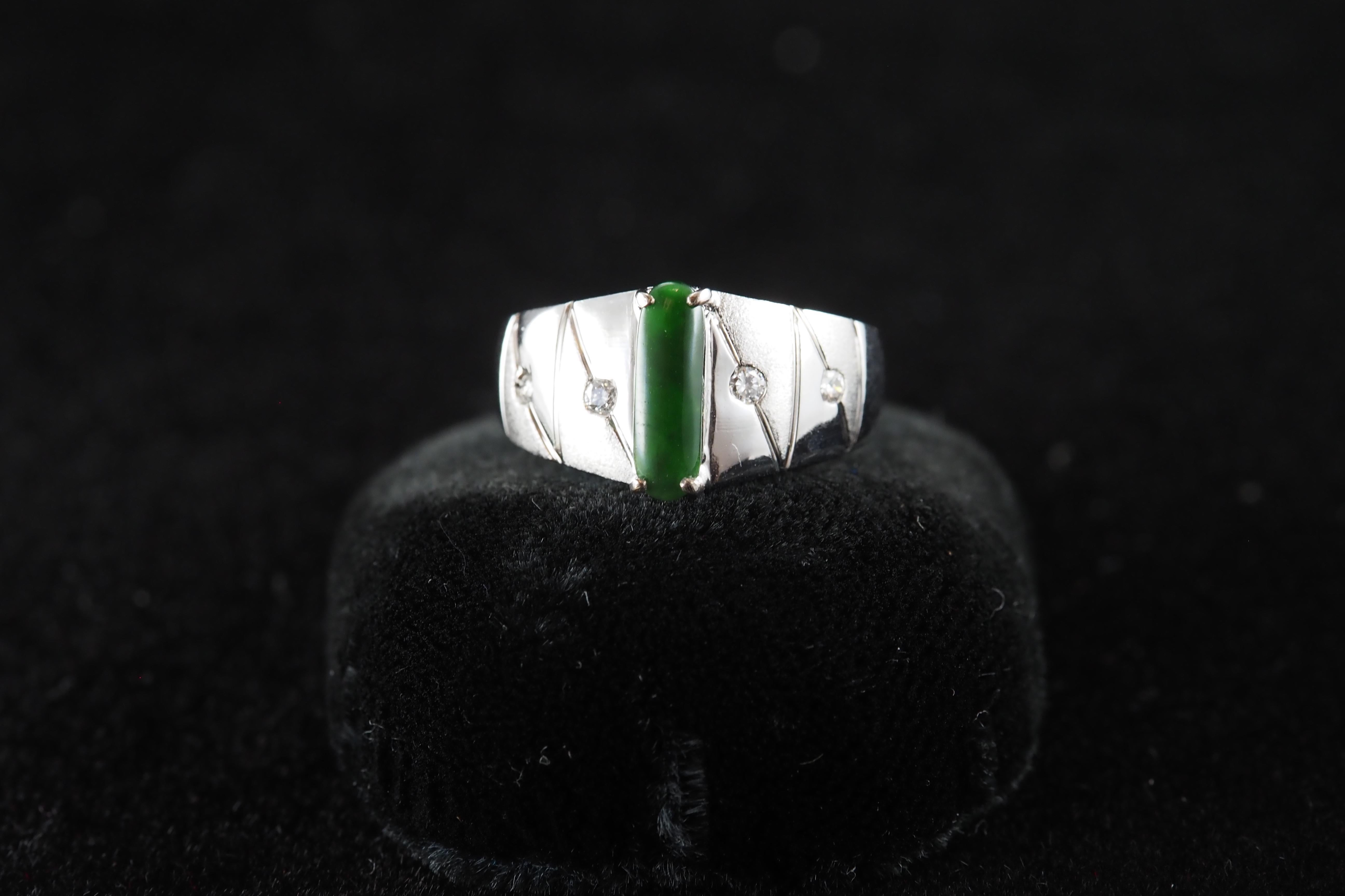 Bague en jade vert naturel et diamant en vente 1
