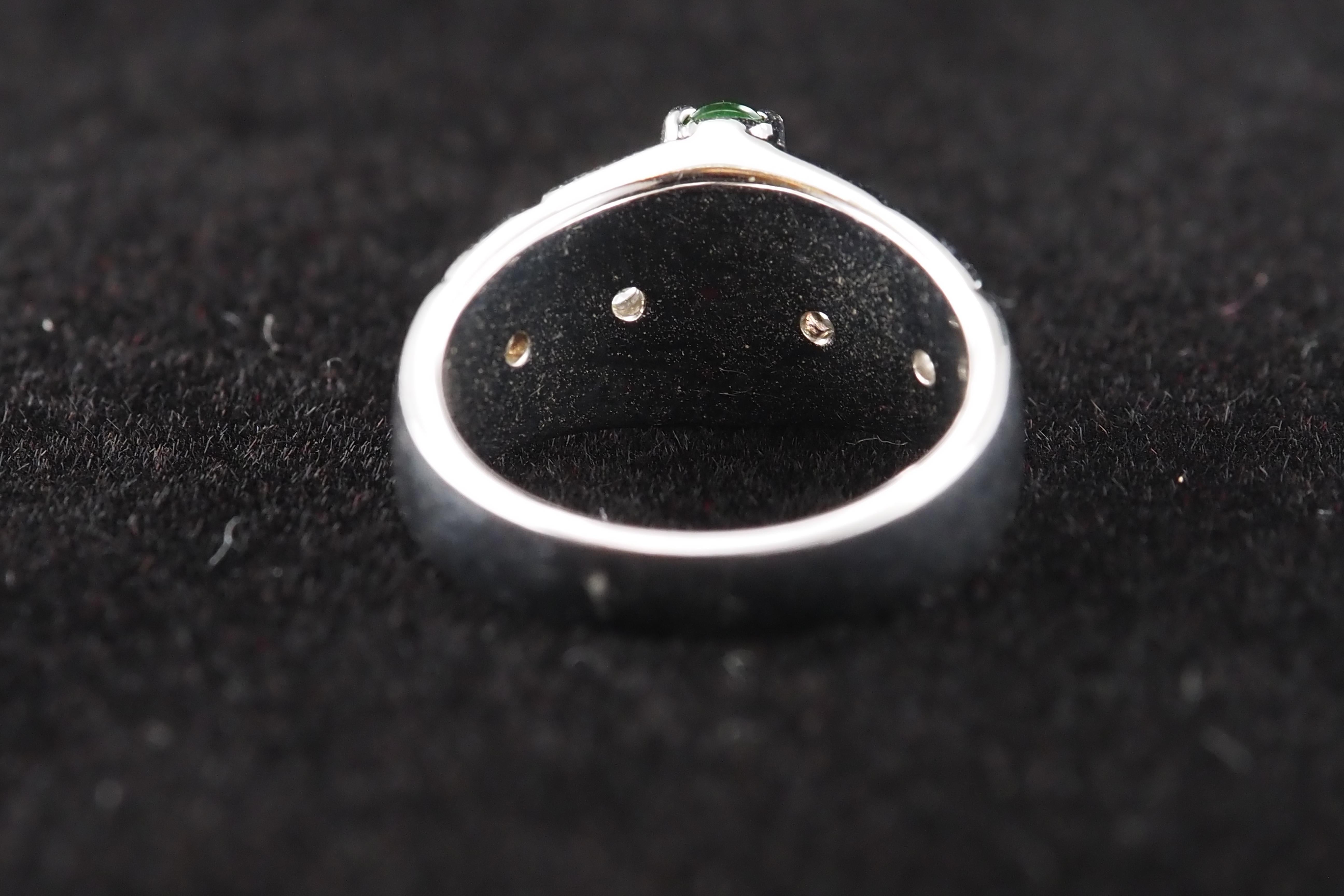 Bague en jade vert naturel et diamant en vente 5
