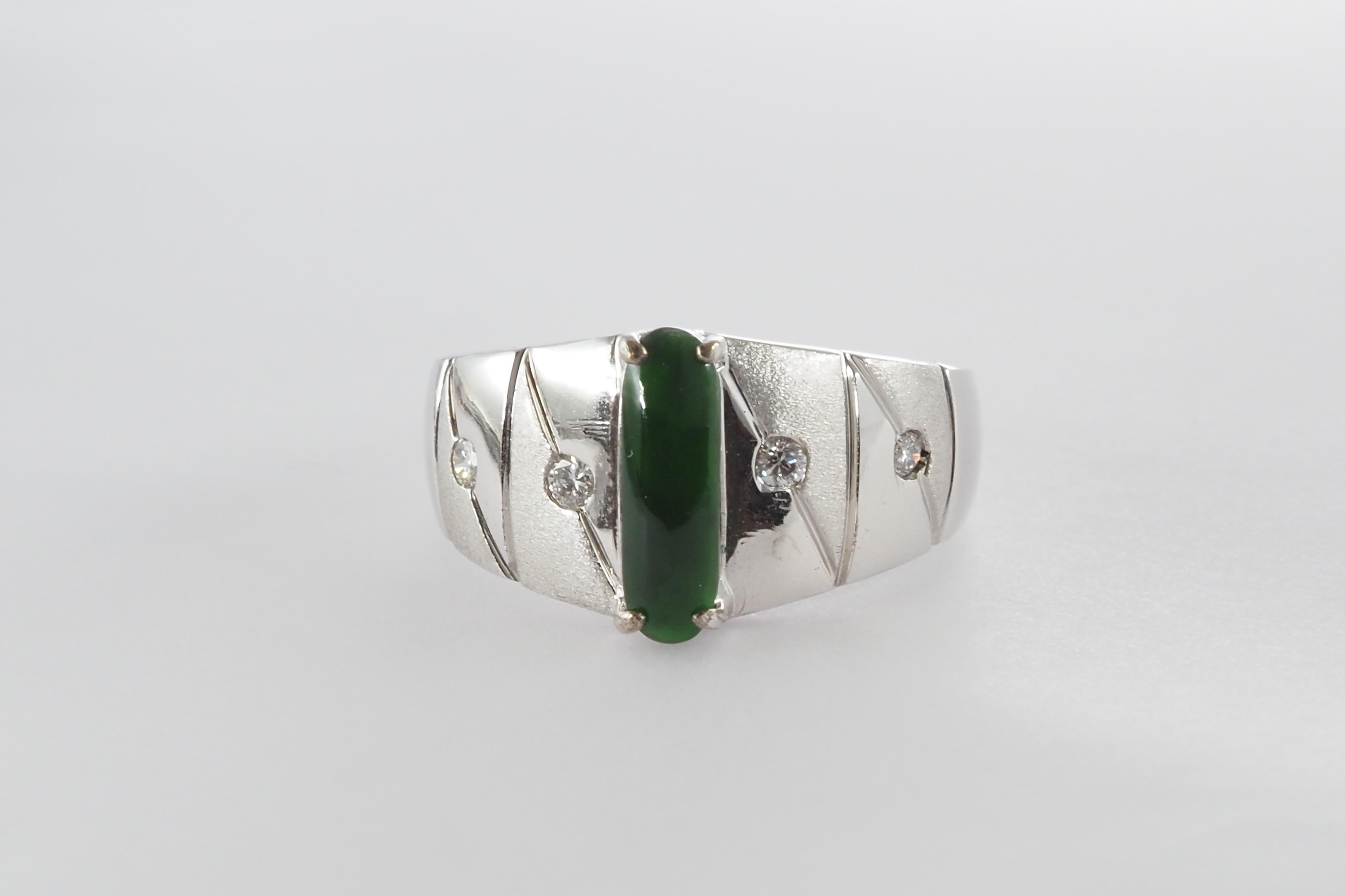 Bague en jade vert naturel et diamant en vente 7