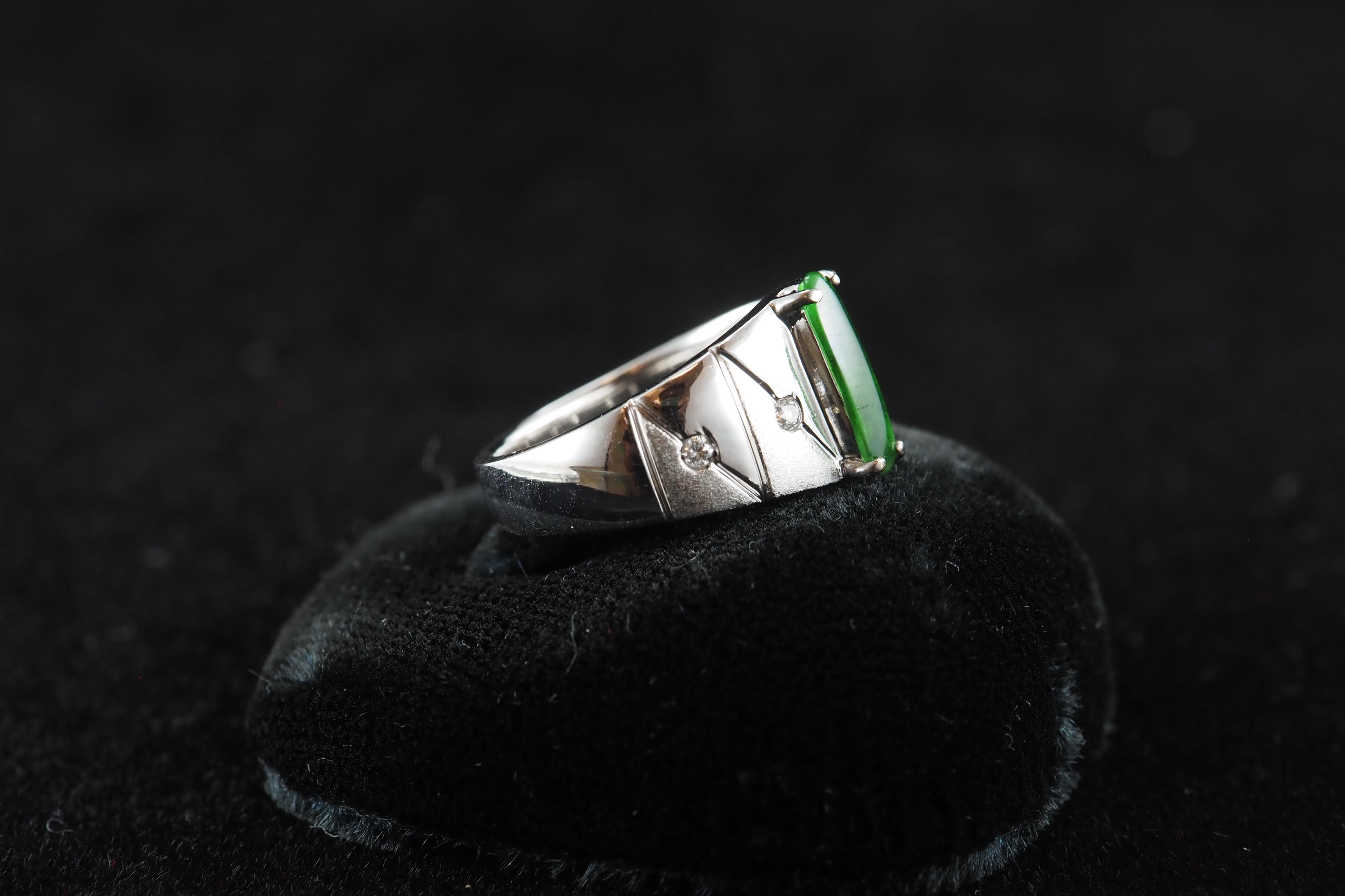 Bague en jade vert naturel et diamant en vente 3